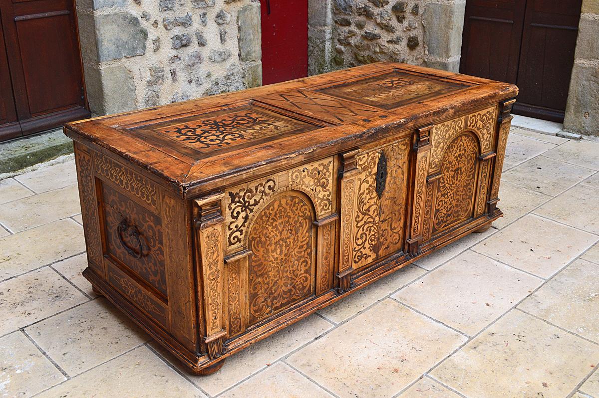 Huge 17th century trunk crafted into a minister's desk in the 19th century 
Paneled and inlaid construction.
Decorated with colonnades 
Romanesque arches 
Three drawers and two locks.

Good condition for is age, missing handle on side panel,