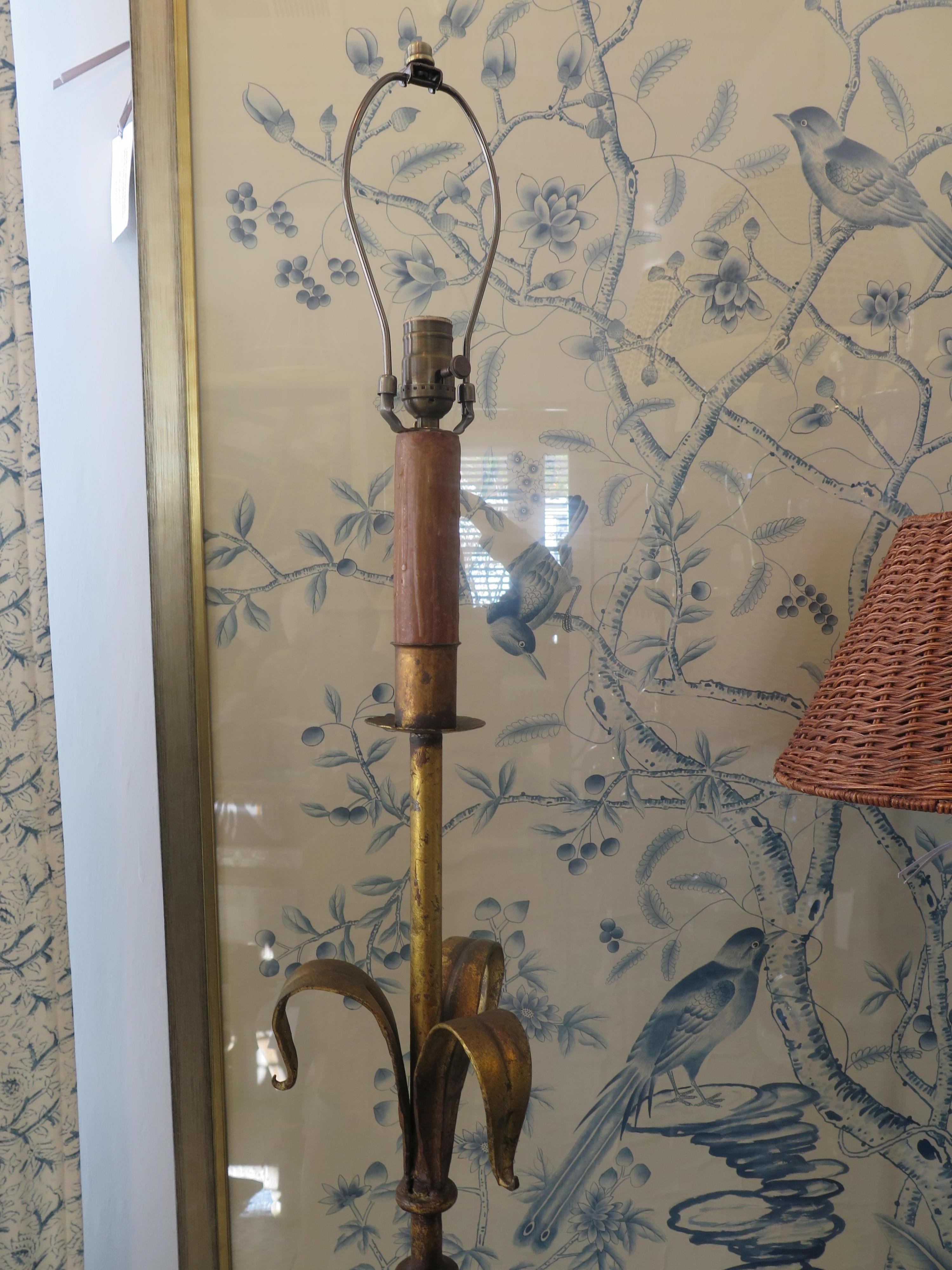 Torchère ancienne baroque en fer doré, déjà câblée et prête à l'emploi. La torchère mesure 61