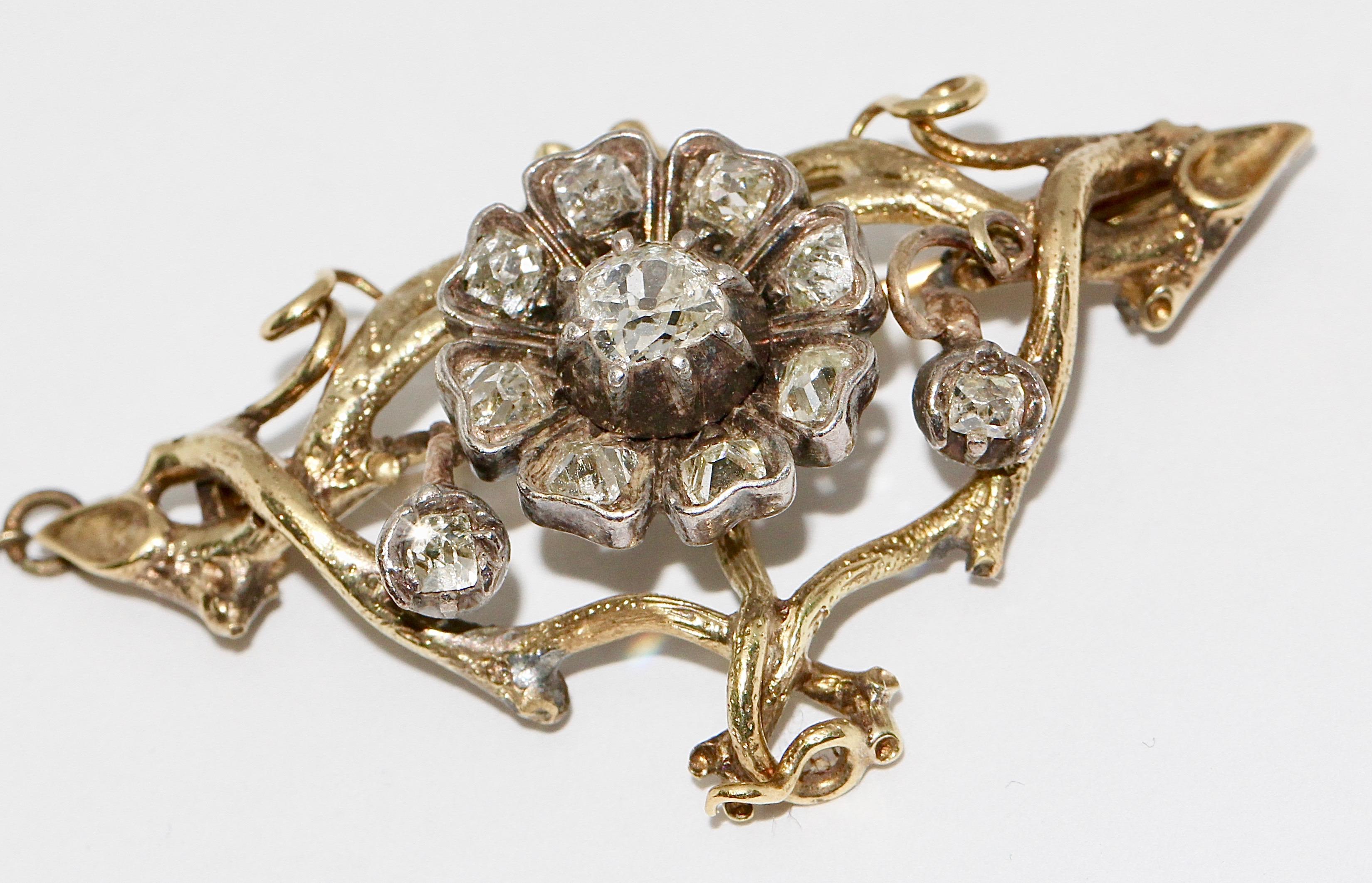 Antike, barocke Gold-Diamant-Brosche.

Der zentrale Diamant wiegt etwa 0,45 Karat.
Die Brosche ist außerdem mit einer Sicherheitsnadel versehen.