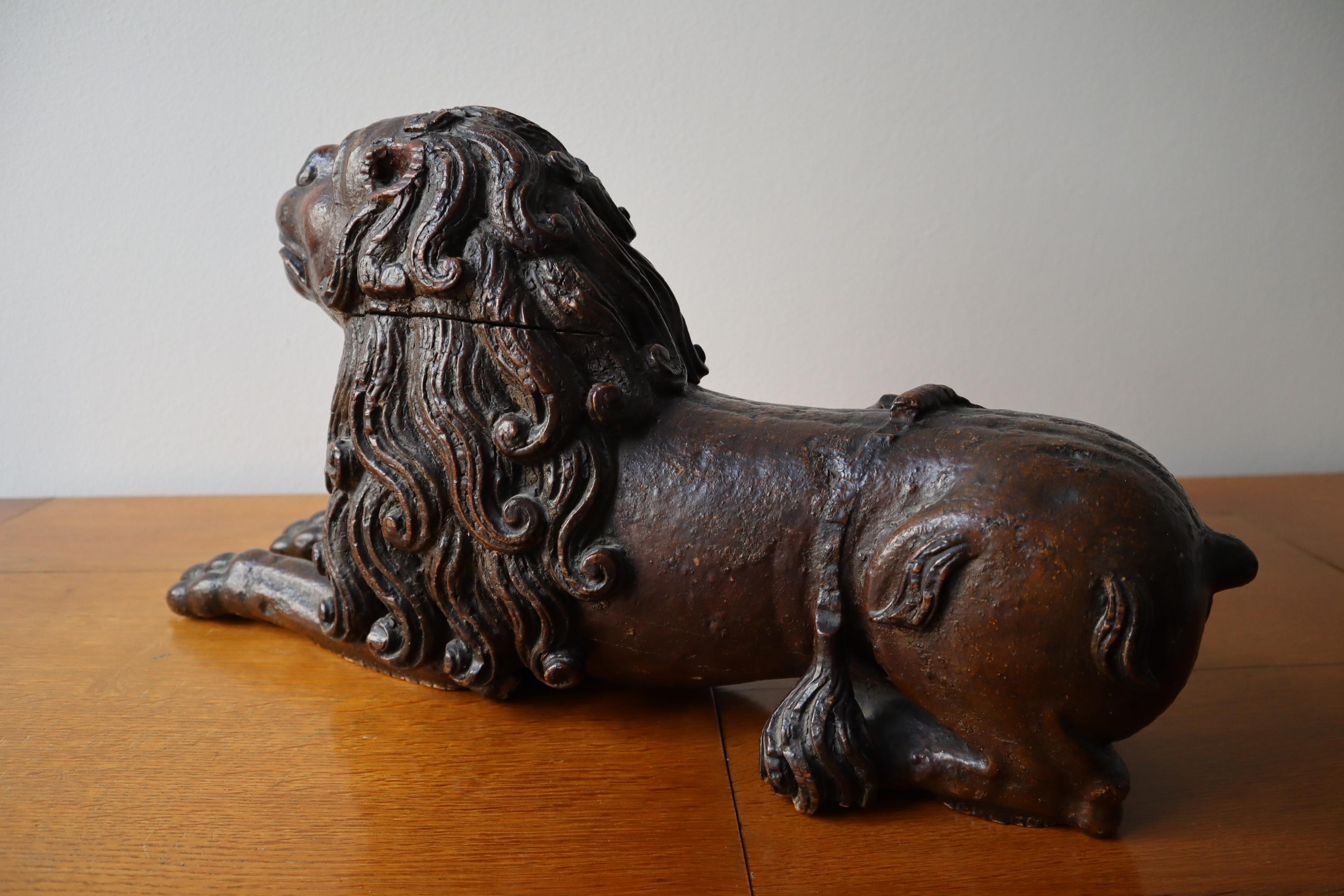 Baroque Ancienne sculpture baroque italienne ou autrichienne de lion sculptée à la main en vente