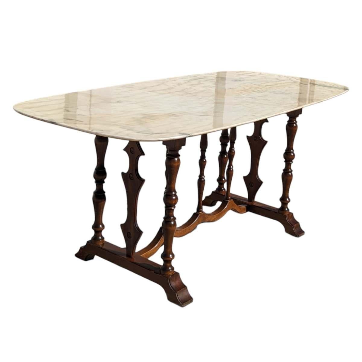 Superbe table de salle à manger ancienne de style baroque avec plateau en marbre. Cette pièce élégante présente une fine plaque de marbre sur un socle en bois tourné à la main. Le marbre présente une décoloration jaune (voir photo). Le marbre est