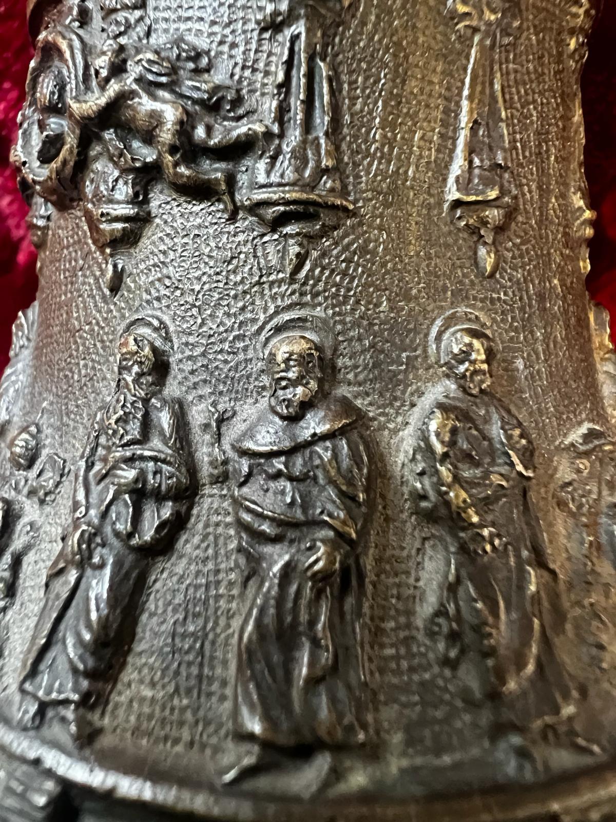 Français Ancienne cloche de table baroque en bronze de monastère avec douze apostles   en vente
