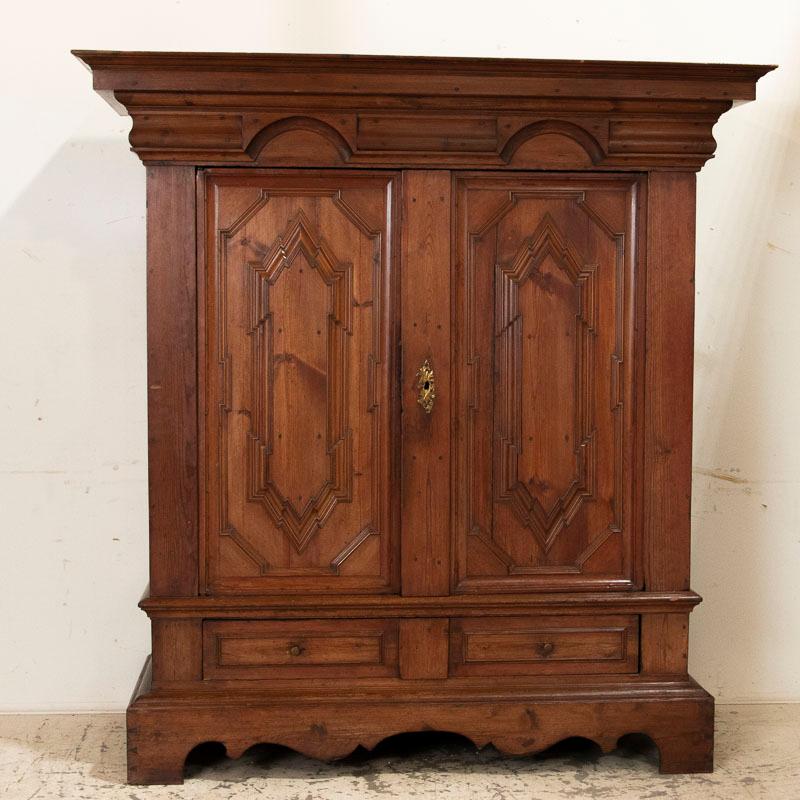 Danois Ancienne armoire baroque en pin avec portes à panneaux lourds, Danemark en vente