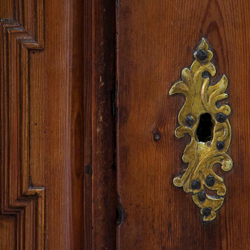 Antiker Barock-Kleiderschrank aus Kiefer mit stark getäfelten Türen, Dänemark im Angebot 2