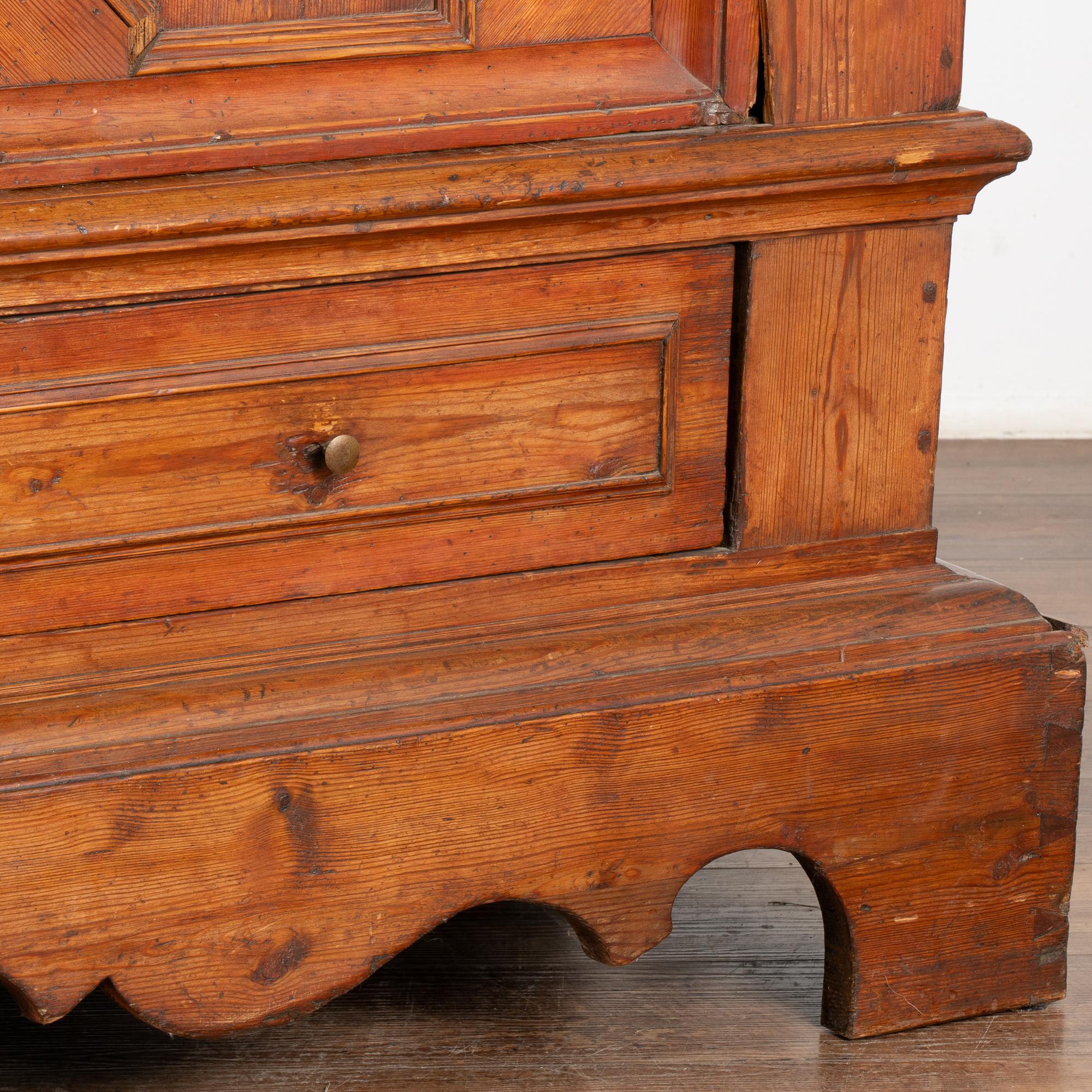 Antiguo Armario Barroco de Pino con Puertas de Paneles Pesados, Dinamarca circa 1800-20 en venta 4