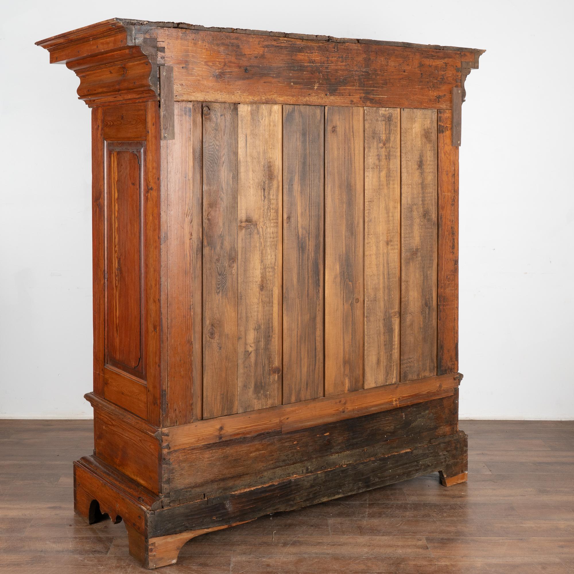 Antiguo Armario Barroco de Pino con Puertas de Paneles Pesados, Dinamarca circa 1800-20 en venta 5