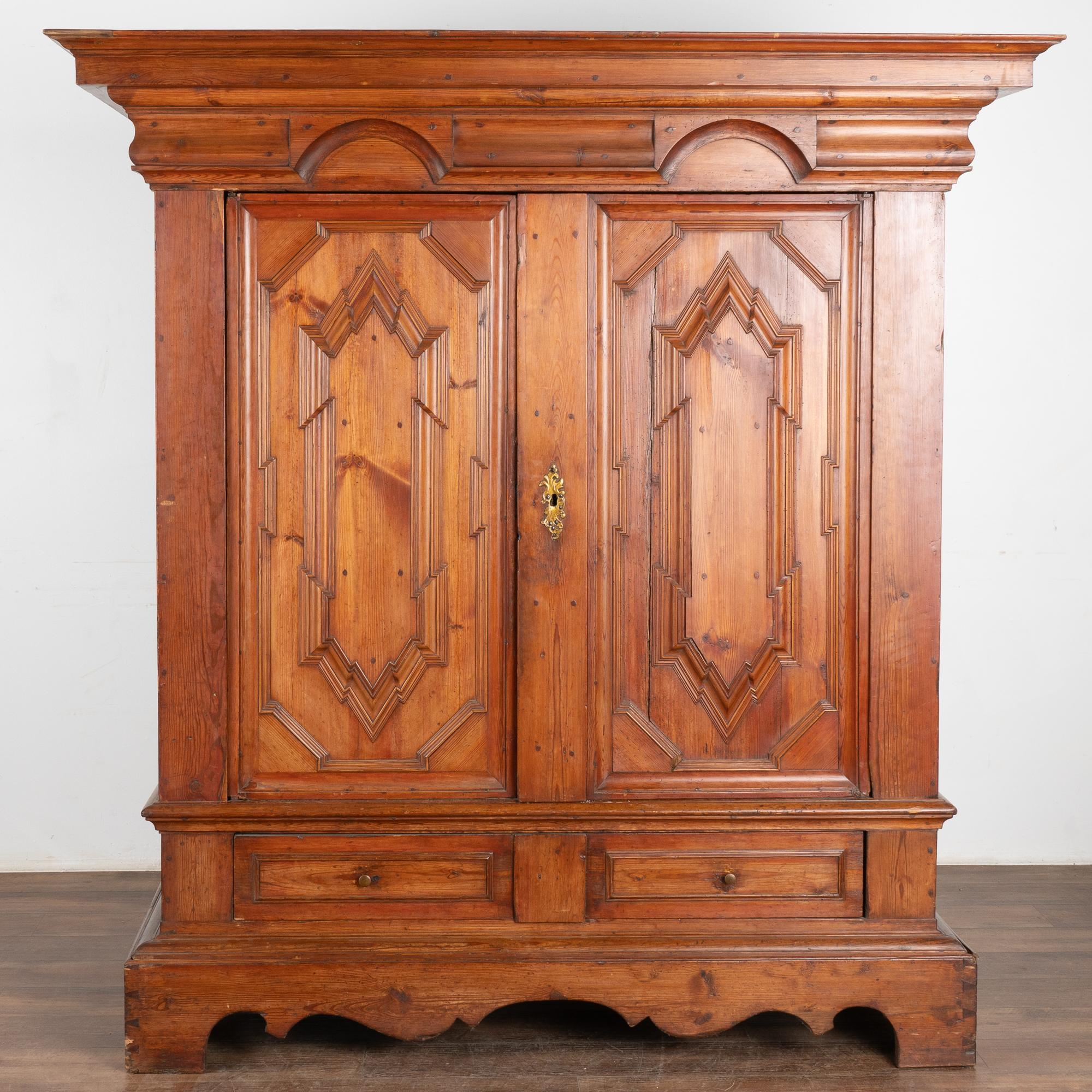 Antiguo Armario Barroco de Pino con Puertas de Paneles Pesados, Dinamarca circa 1800-20 Danés en venta