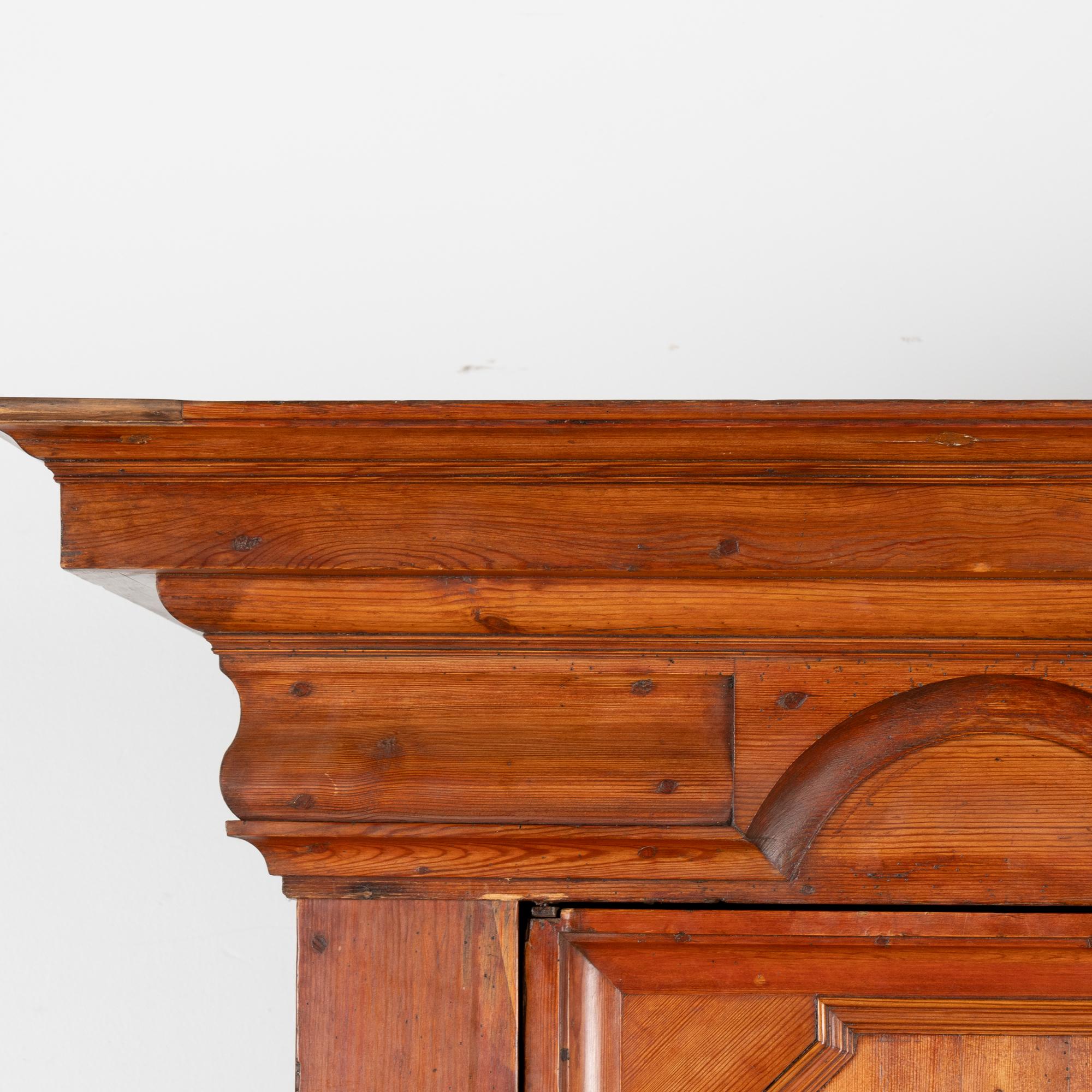 Antiguo Armario Barroco de Pino con Puertas de Paneles Pesados, Dinamarca circa 1800-20 en Bueno estado para la venta en Round Top, TX