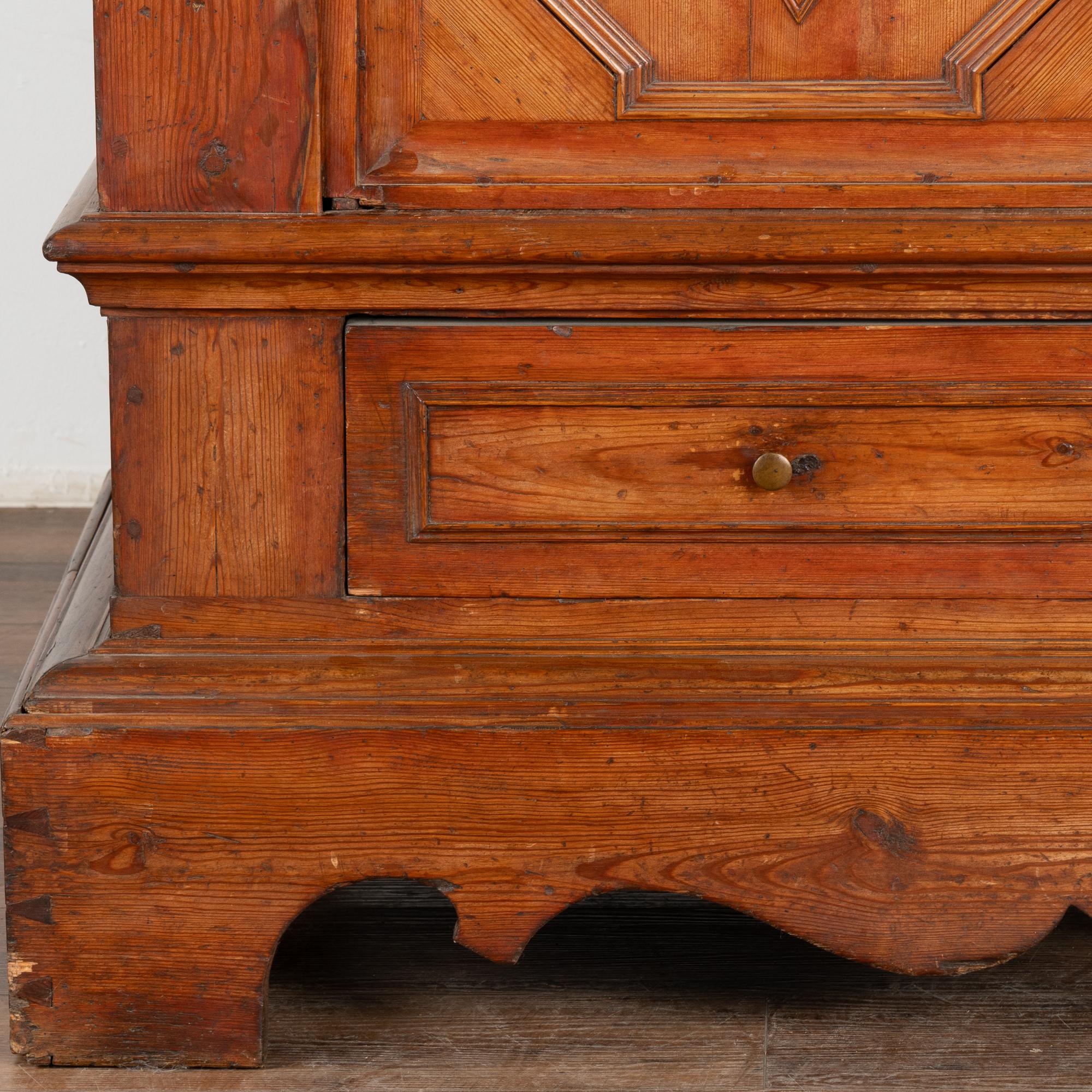 Antiguo Armario Barroco de Pino con Puertas de Paneles Pesados, Dinamarca circa 1800-20 en venta 1