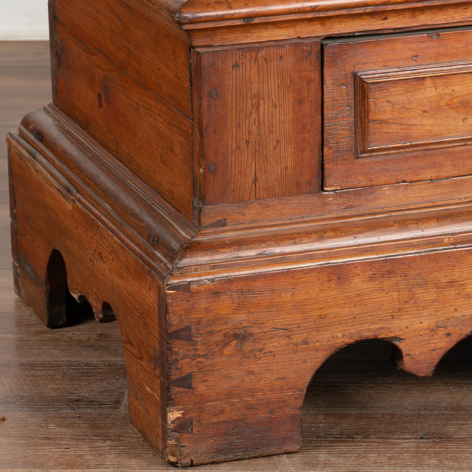Antiguo Armario Barroco de Pino con Puertas de Paneles Pesados, Dinamarca circa 1800-20 en venta 2