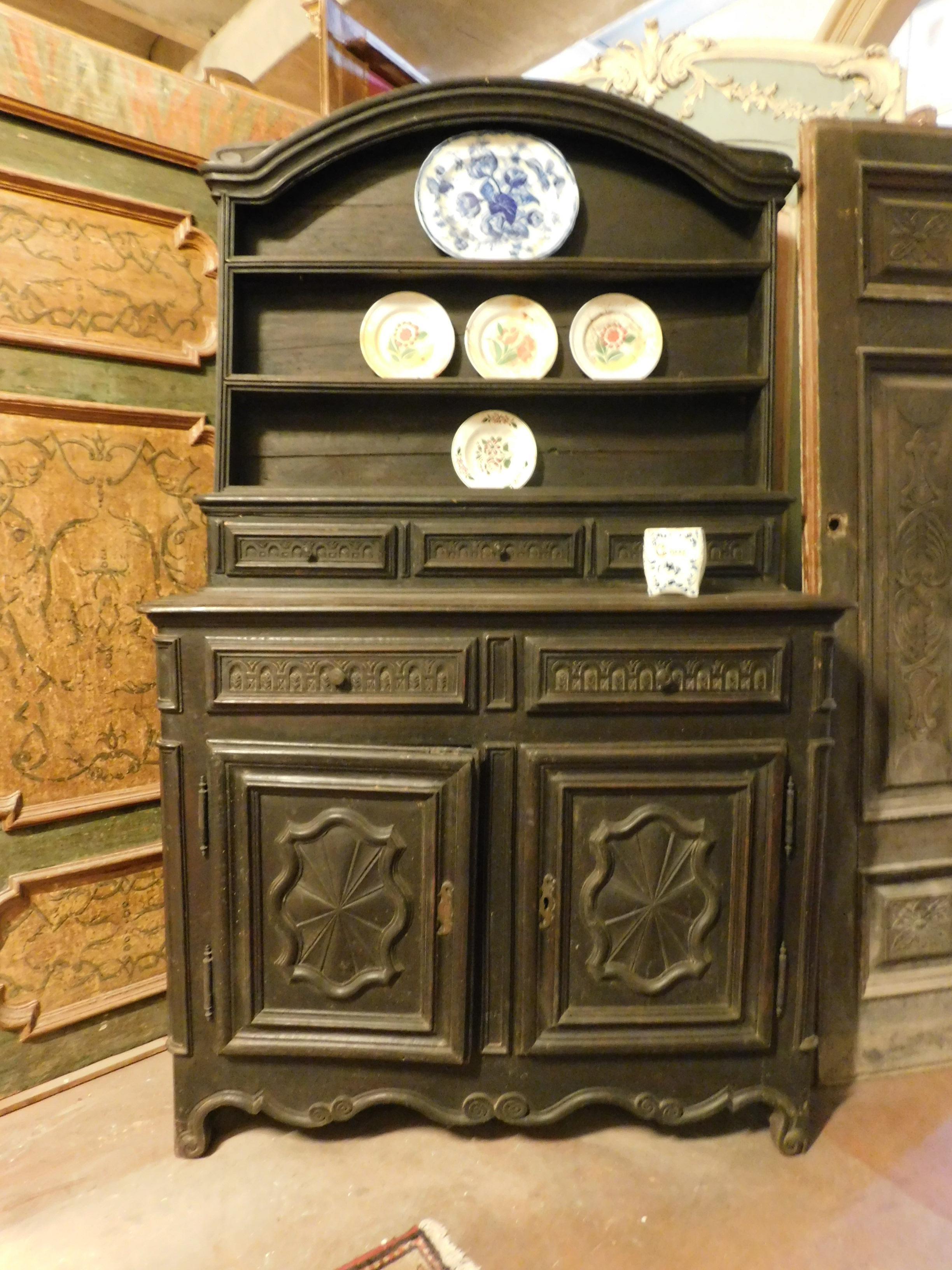 Antique kitchen cabinet, plate rack, in the middle of the Baroque period, hand-carved in precious walnut wood, has drawers and doors plus an open area, built in the 18th century in Italy (Piedmont origin).
Very beautiful and very rich in the