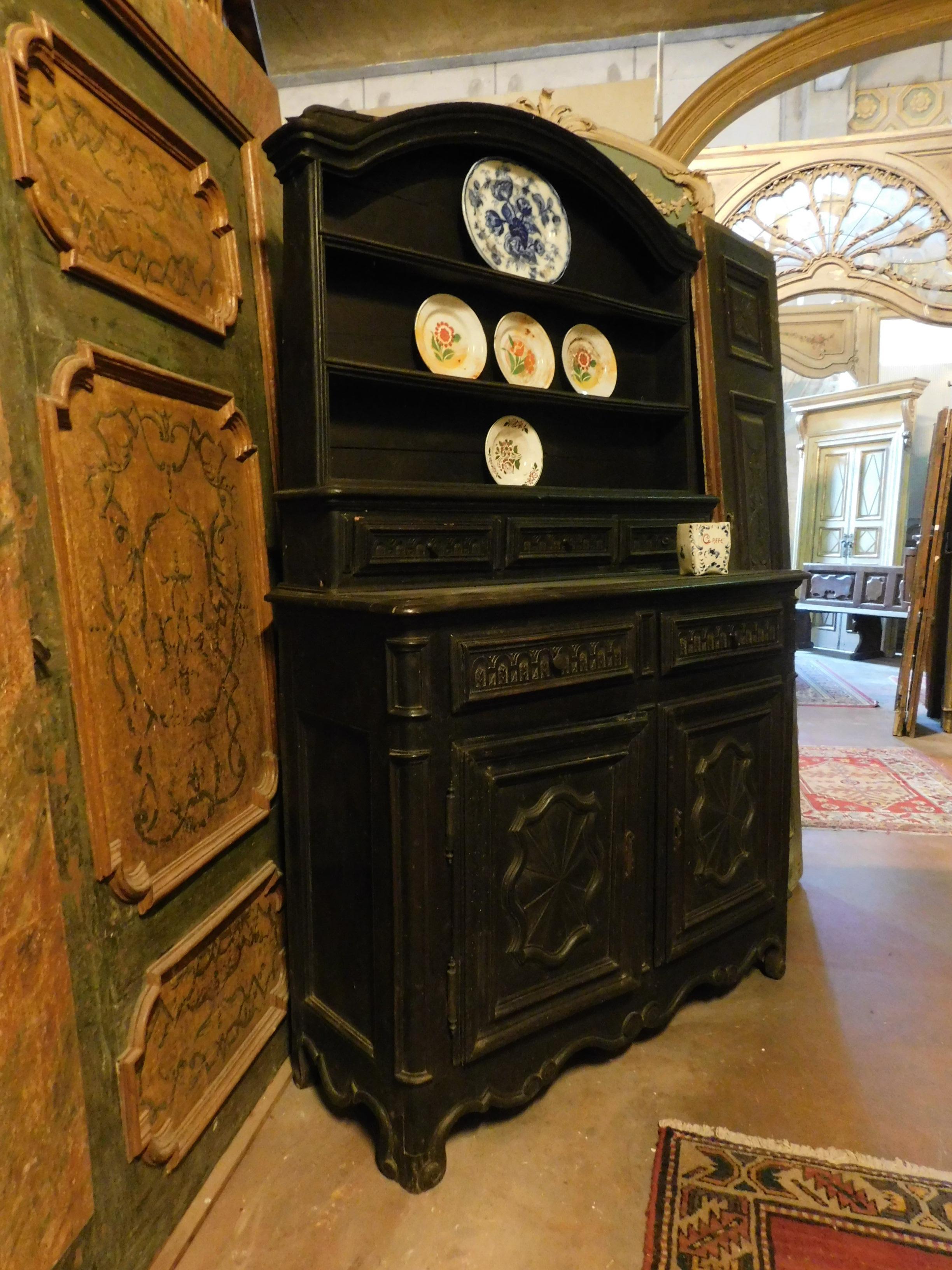 Italian Antique Baroque Plate Rack in Carved Walnut, 18th Century Italy