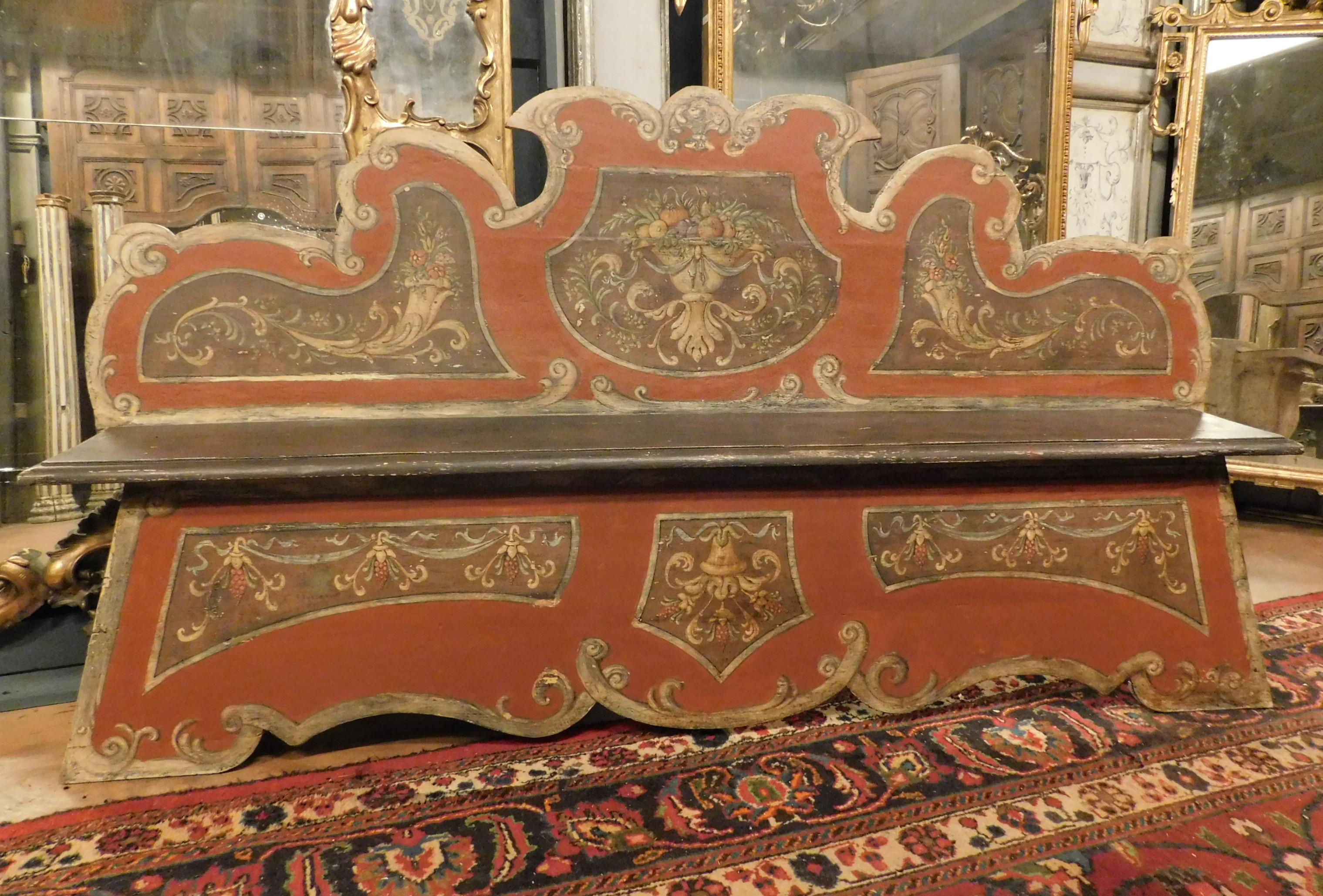 Ancient baroque bench, built entirely by hand in lacquered poplar with rich paintings and earth tones, built in the 18th century for an important entrance to a historic building in central Italy (Florence).
This fascinating bench can be used at the