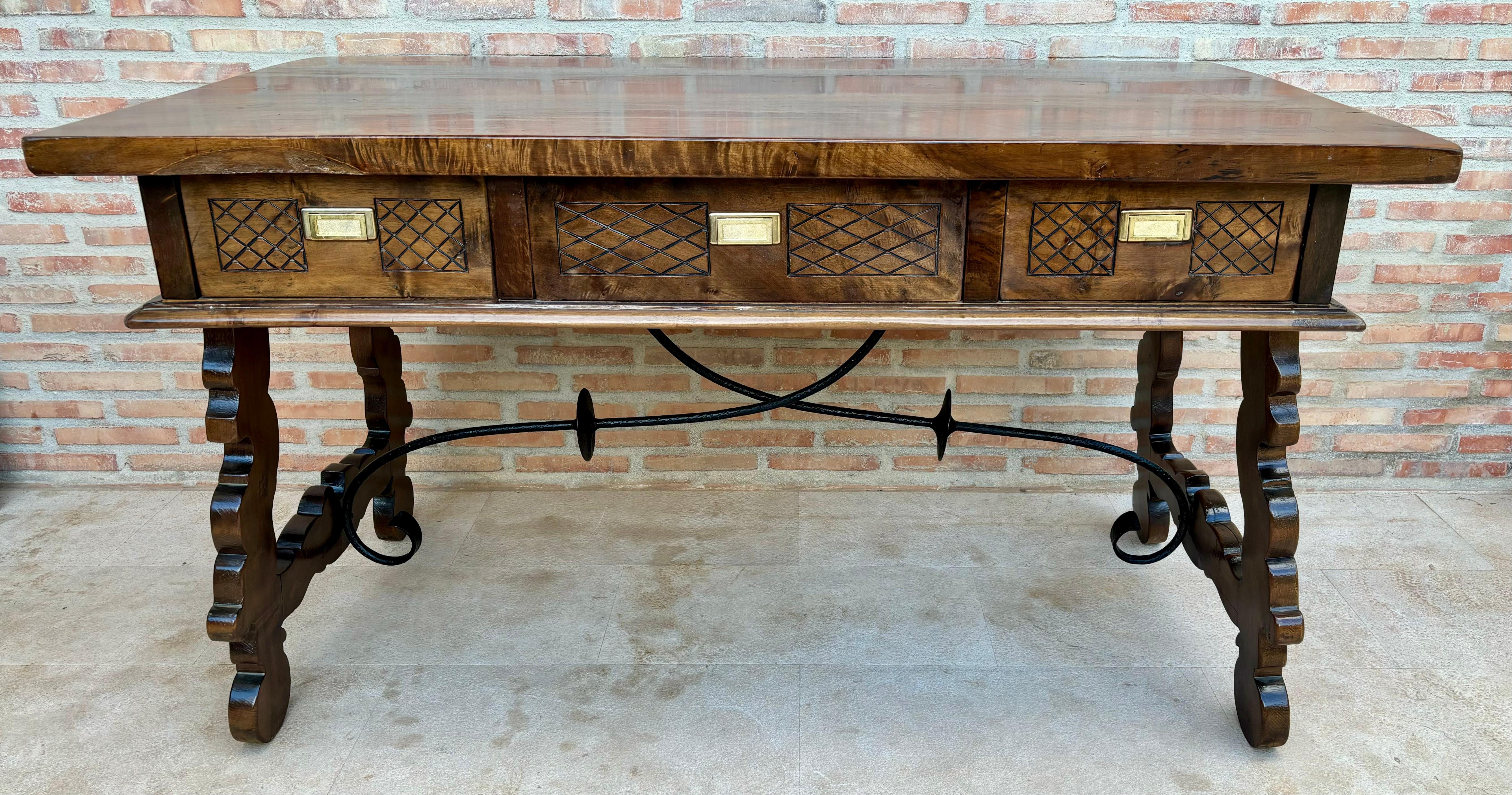 Spanischer Barockschreibtisch des 19. Jahrhunderts mit drei Schubladen
Spanischer Schreibtisch aus dem 19. Jahrhundert in Nussbaum.
Dieses Stück hat einen großen Maßstab, schöne Beine und eine schöne Walnussplatte. Dieser Tisch kann als
