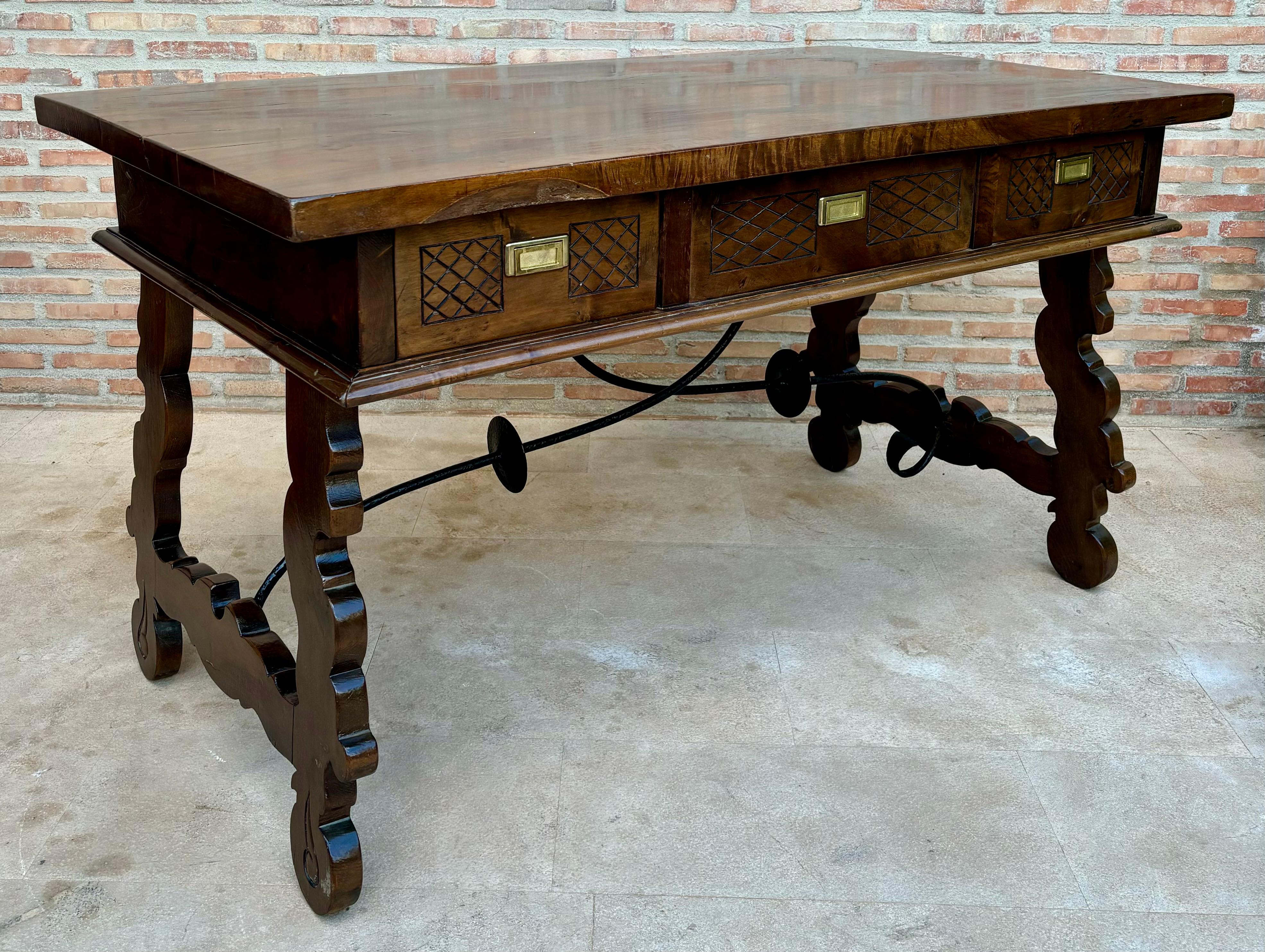 Antiker spanischer Barock-Schreibtisch (Walnuss) im Angebot