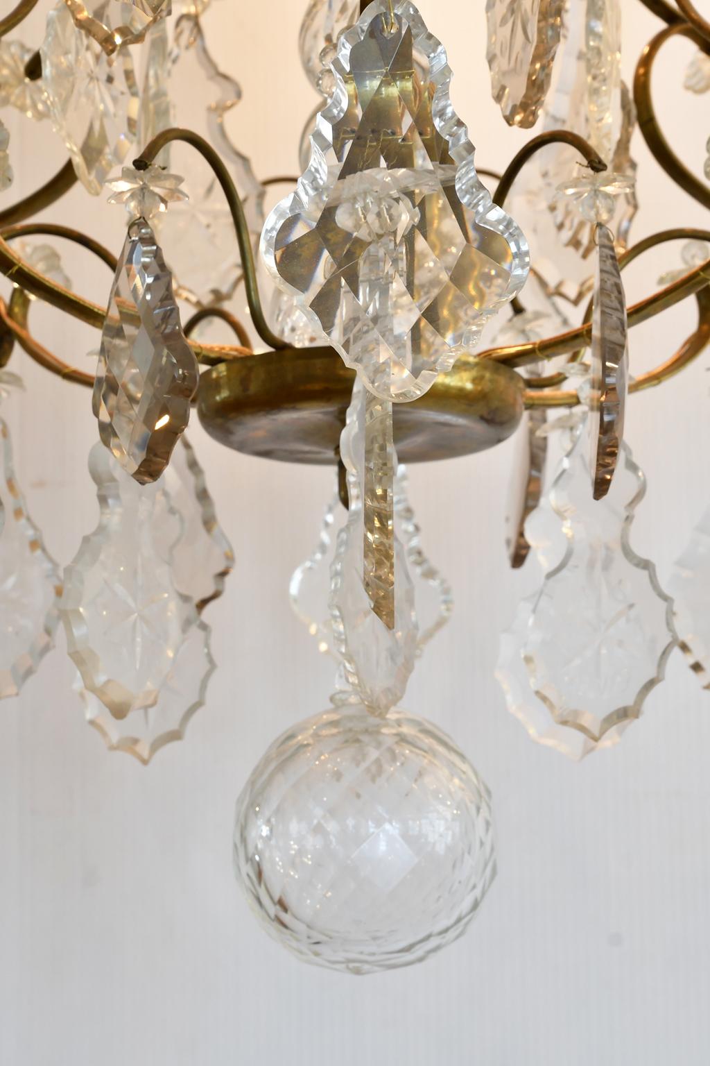 Suédois Lustre ancien de style baroque à 6 lumières avec prismes en cristal finement taillé et biseauté en vente
