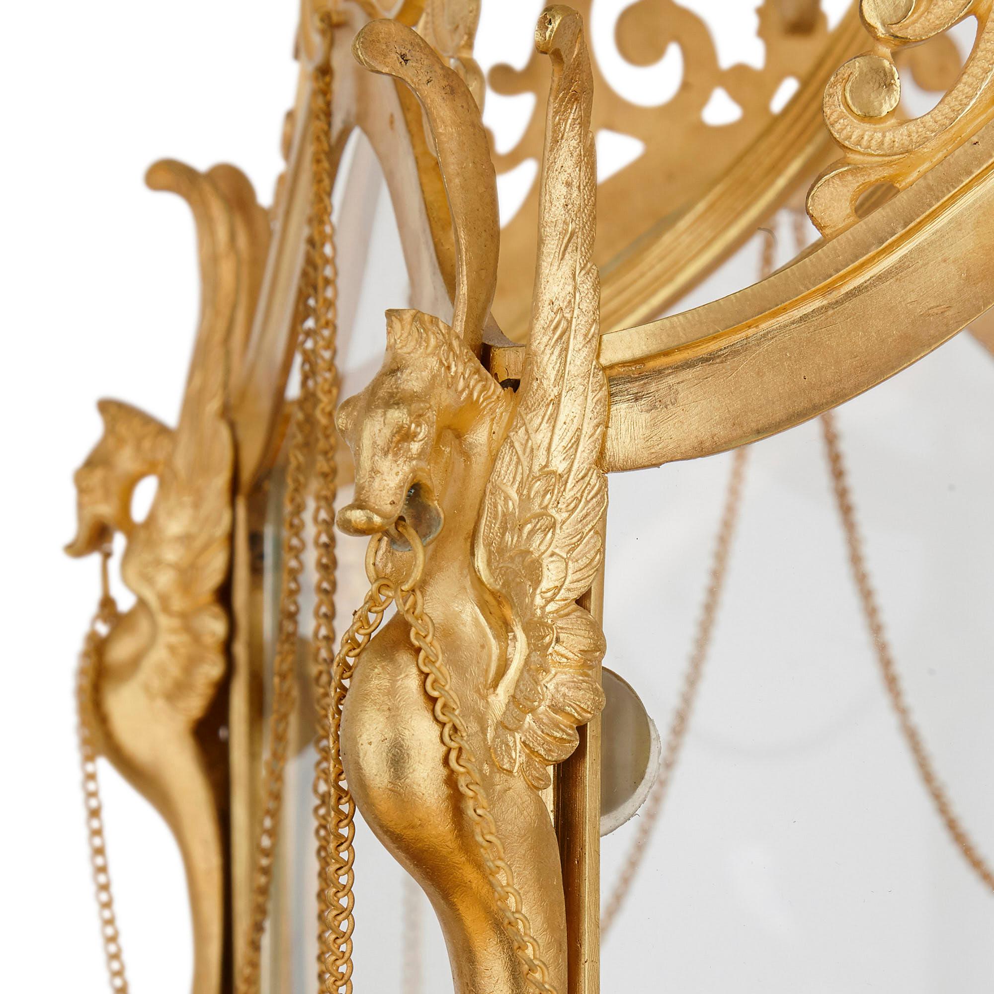 Lanterne ancienne de style baroque en verre et bronze doré
Français, 19e siècle
Dimensions : Hauteur 82cm, diamètre 44cm

Conçue dans le style baroque orné, cette magnifique lanterne est fabriquée en bronze doré et en verre. Il comporte cinq