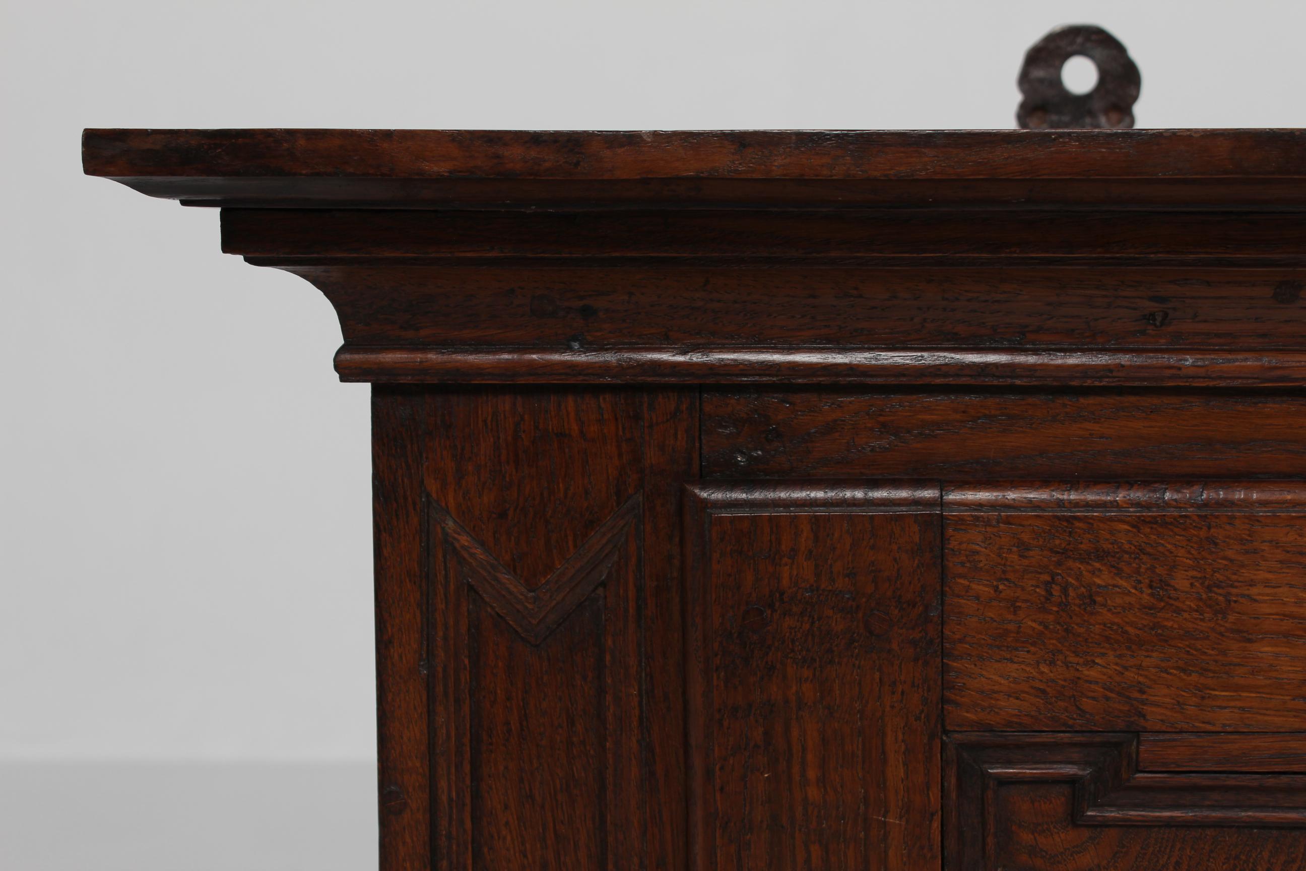 Antique Baroque Style Hanging Cabinet of Dark Oak with Wood Carvings ca. 1800 In Good Condition For Sale In Silkeborg, Silkeborg