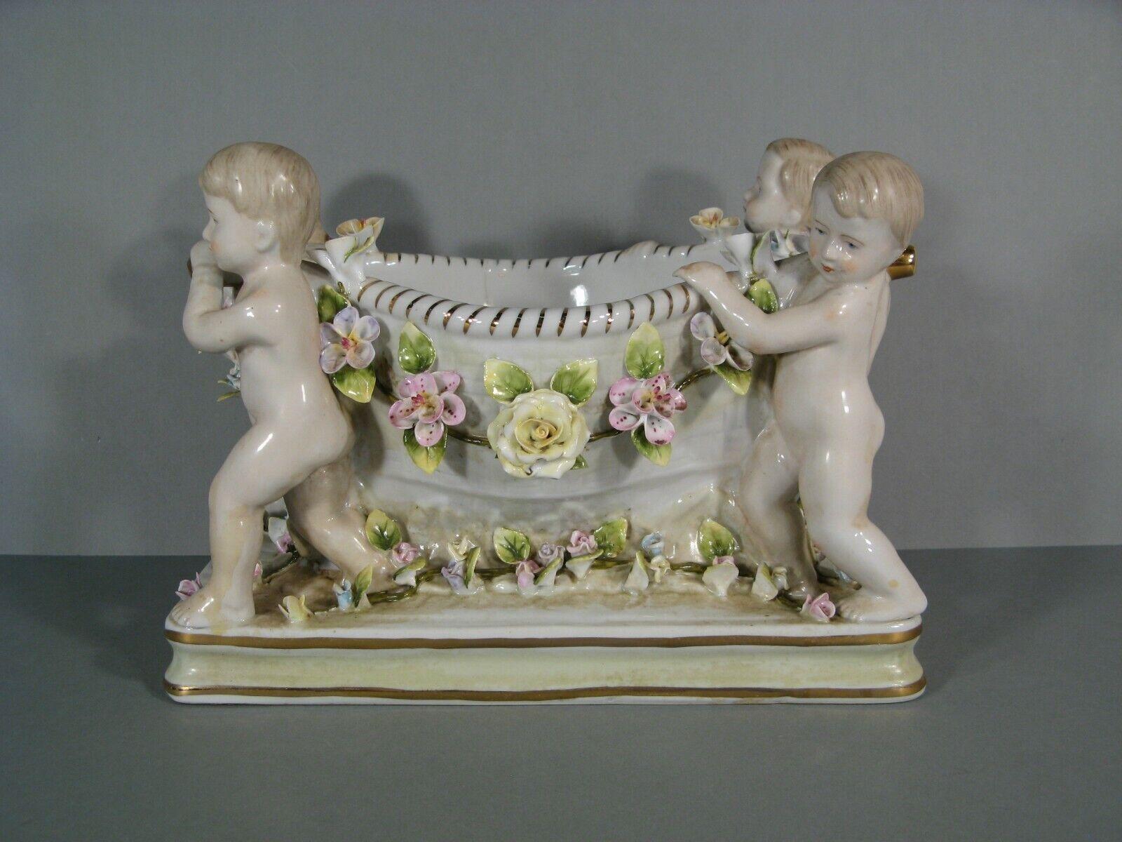 Antique Baroque Style Porcelain Centerpiece with Putti and Floral Decor - 1Y206 In Good Condition In Bordeaux, FR