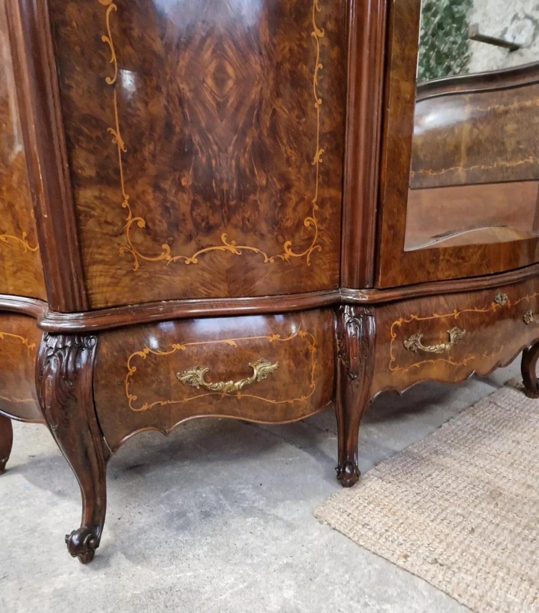 This exquisite Armoire of Baroque style would make a perfect feature piece to any bedroom, wit storage a plenty. The wardrobe is of the impressive Bombe, crafted from wood with beautiful walnut veneer. The wardrobe has a fabulous curved shape and