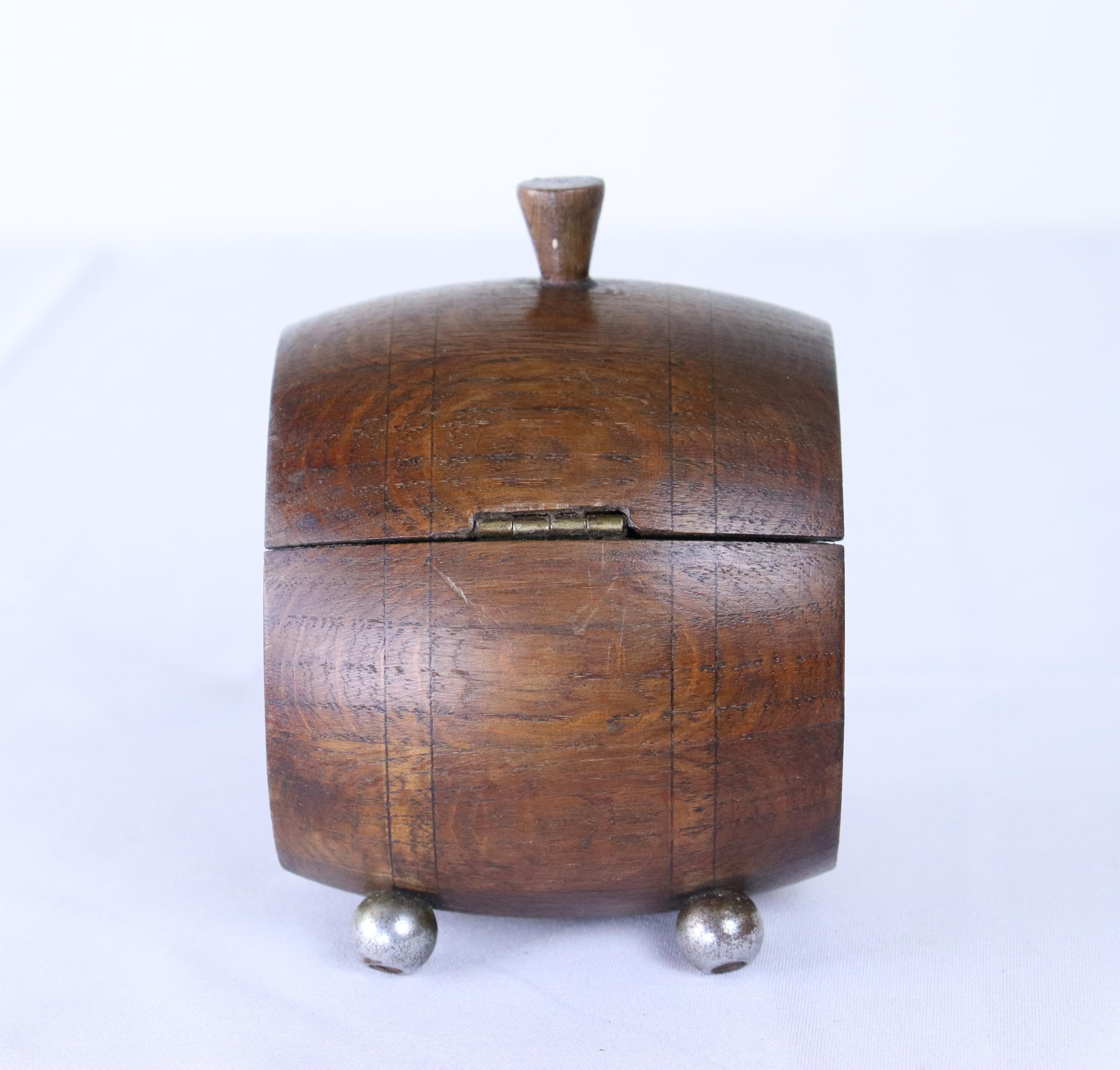Antike Teedose in Form eines Fasses aus Eiche im Zustand „Gut“ im Angebot in Port Chester, NY