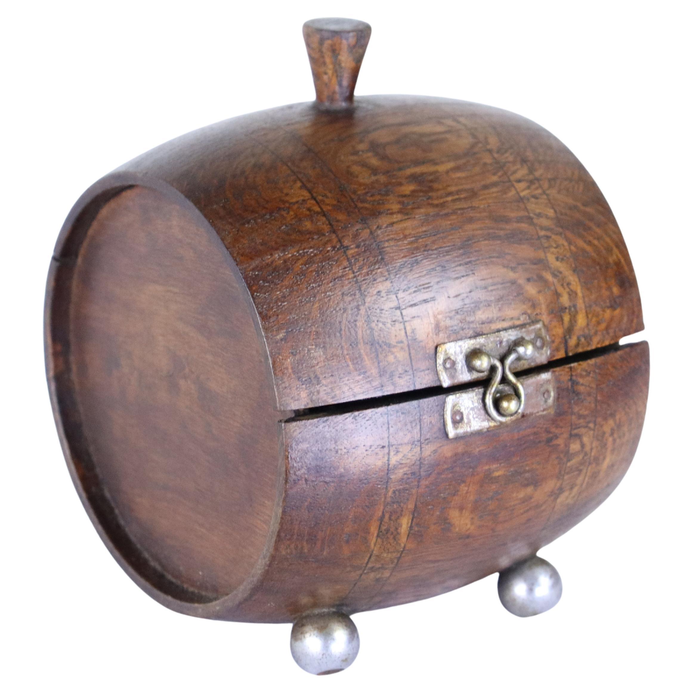 Antike Teedose in Form eines Fasses aus Eiche im Angebot