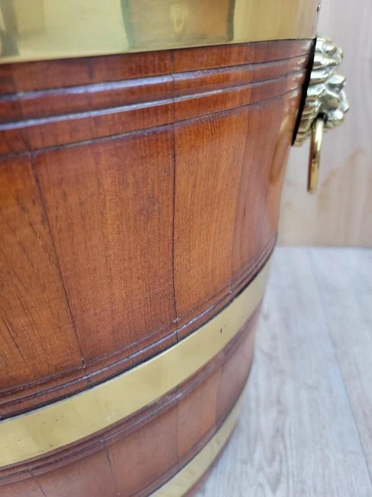 Antico barile con vassoio decorato con bande d'ottone e manici di leone

Questo elegante barile antico può essere utilizzato in molti modi grazie al suo piano estraibile. Usalo come secchiello per il ghiaccio gigante o come tavolino da caffè. Il