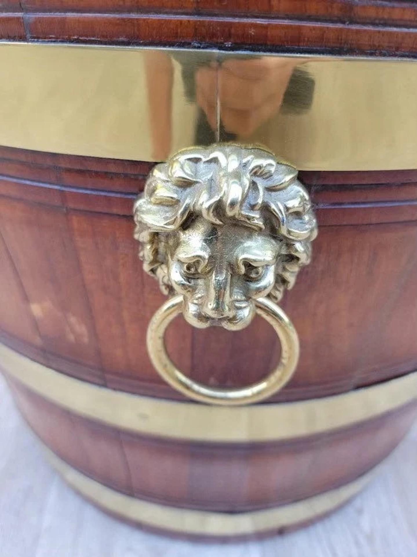 Classico americano Antico barile con vassoio decorato con bande d'ottone e manici di leone in vendita