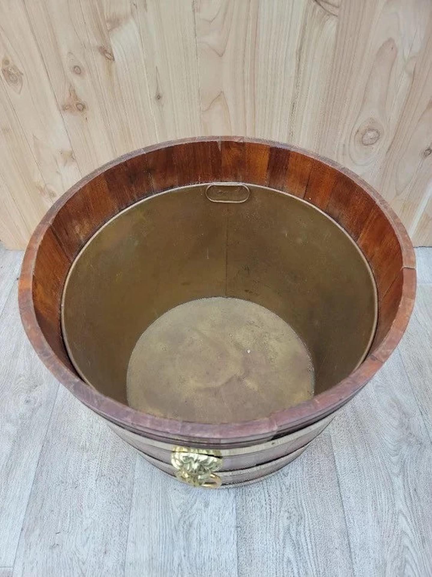 Americano Antico barile con vassoio decorato con bande d'ottone e manici di leone in vendita
