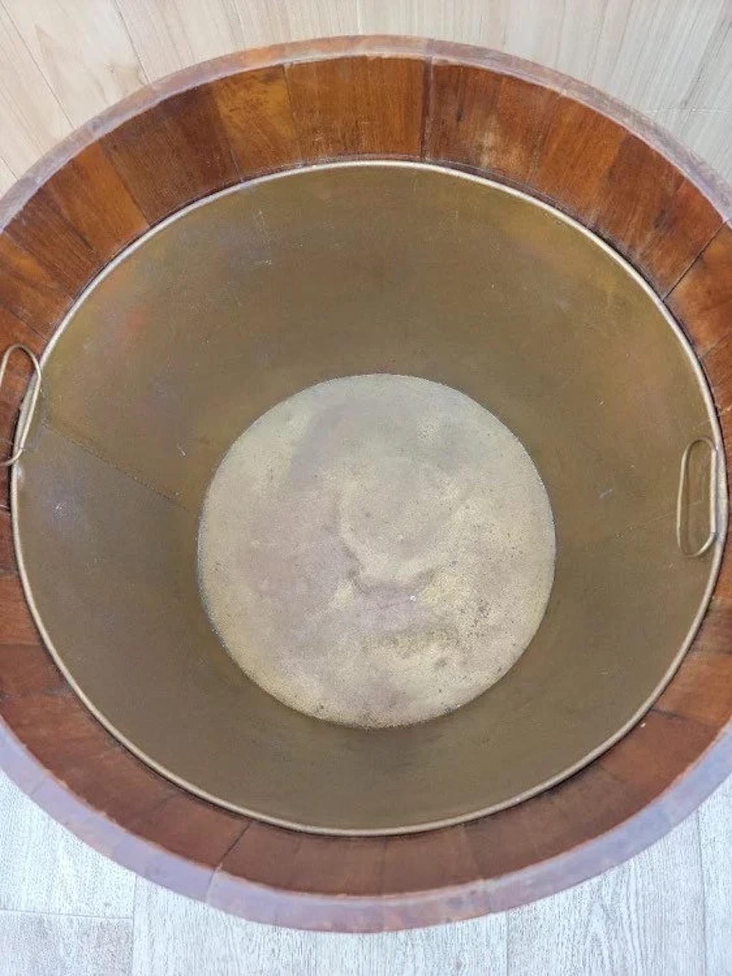 XX secolo Antico barile con vassoio decorato con bande d'ottone e manici di leone in vendita