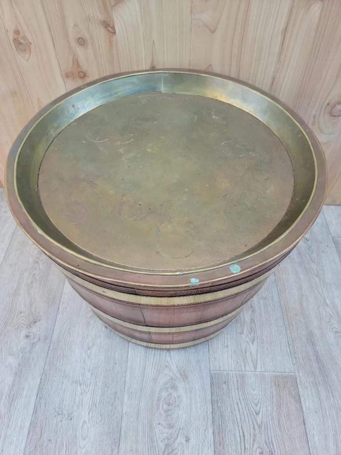 Antico barile con vassoio decorato con bande d'ottone e manici di leone in vendita 1