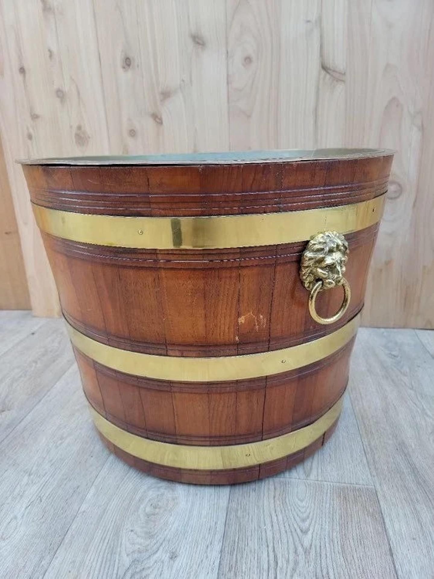 Antico barile con vassoio decorato con bande d'ottone e manici di leone in vendita 2