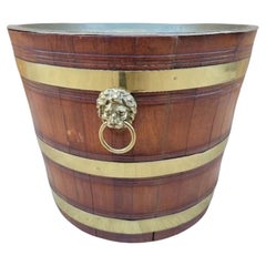 Barril Antiguo con Bandeja Decorado con Bandas de Latón y Asas de León