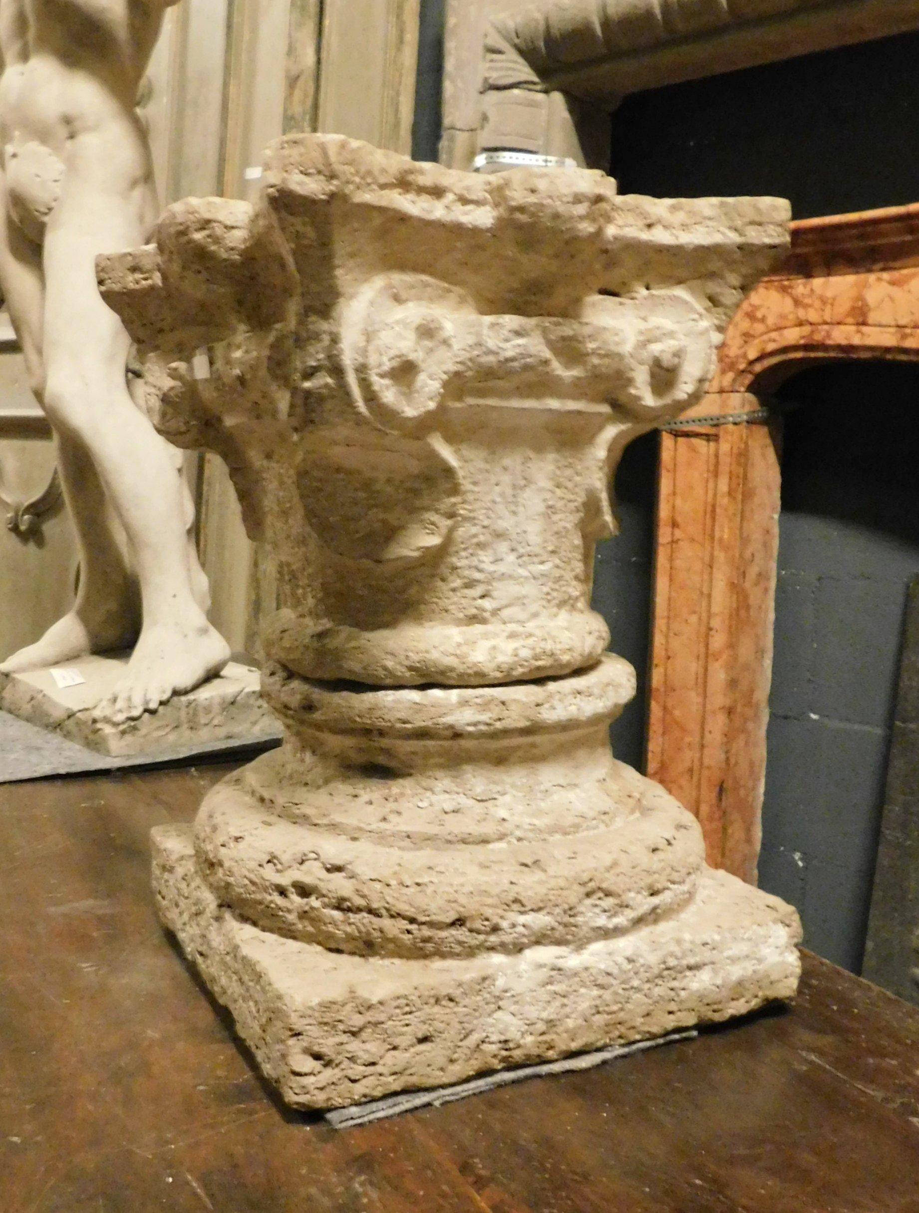 Antique Base and Capital of a Column, Carved Sandstone, 1700, Italy In Good Condition In Cuneo, Italy (CN)