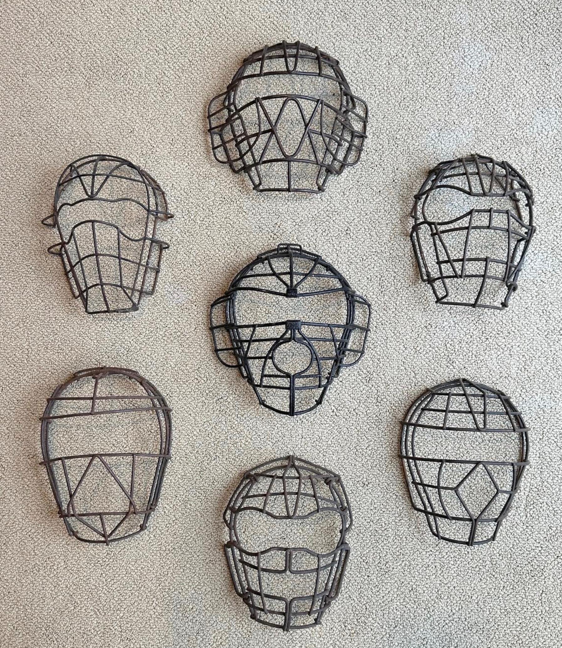 Collectional de 7 masques de baseball anciens en acier, datant des années 1930-1960. Excellente présentation graphique. Facile à suspendre et à présenter de multiples façons. La hauteur moyenne est de 10