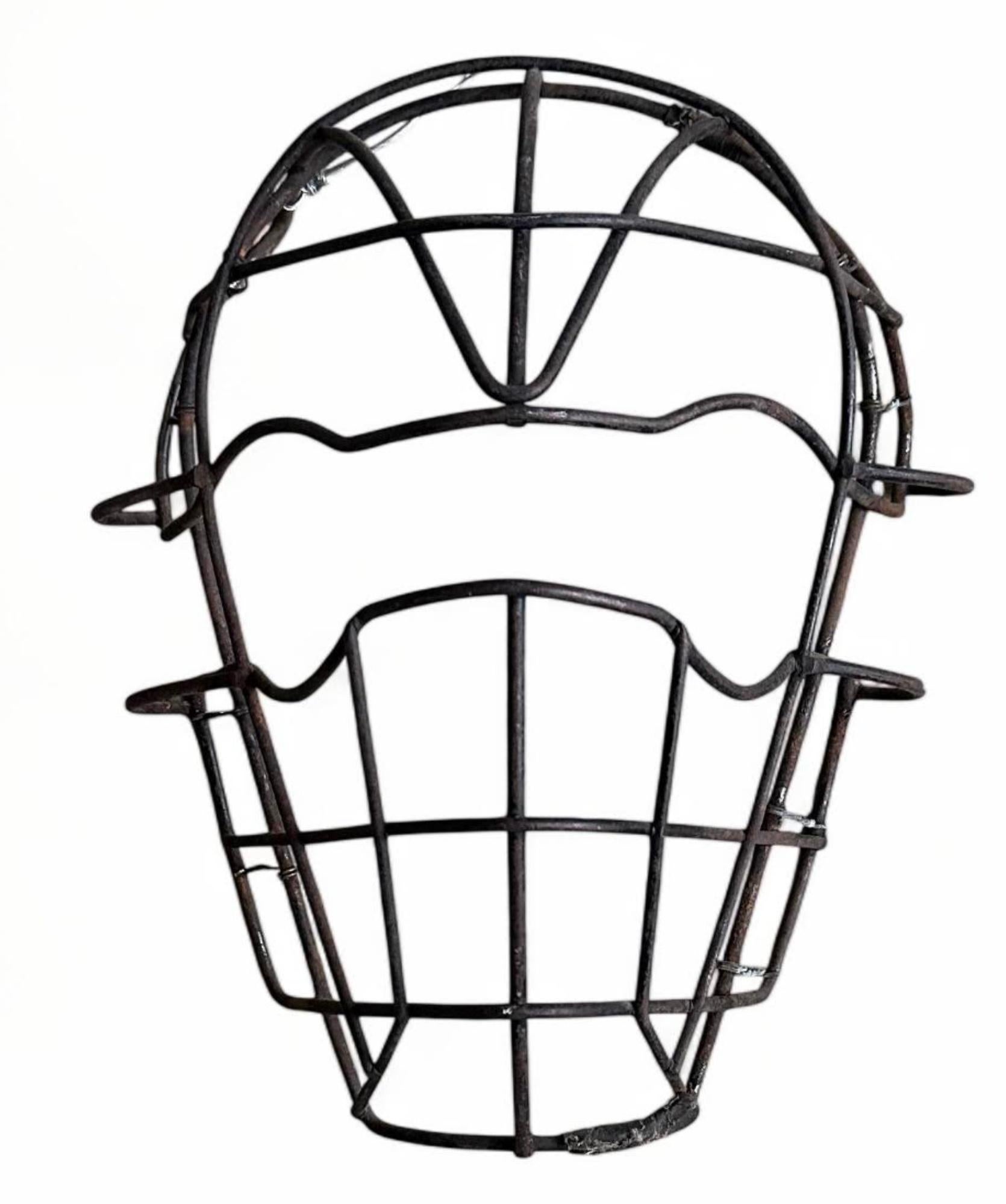 Milieu du XXe siècle Collection de masques d'attrapeurs de baseball anciens (7) en vente