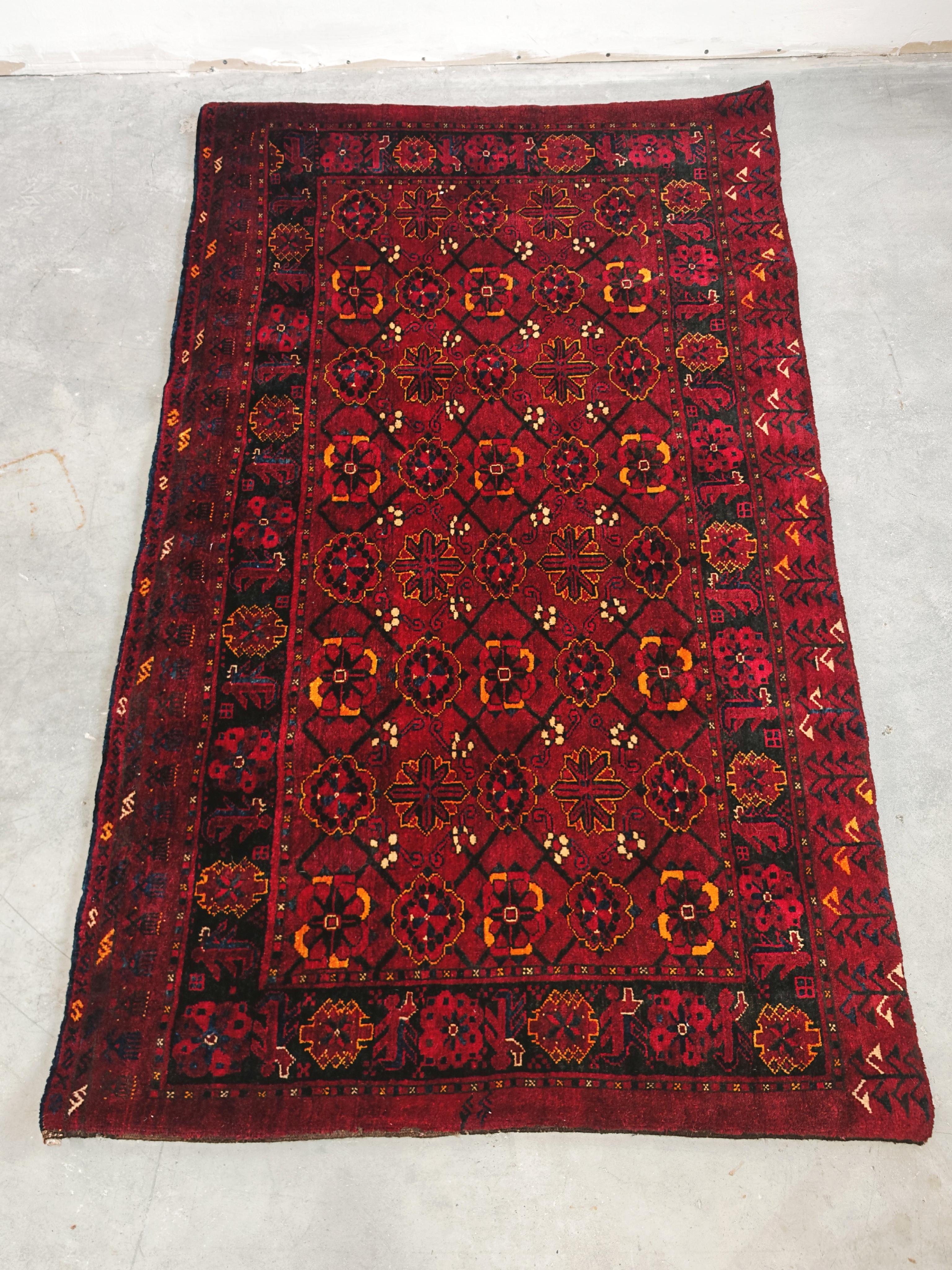 In questa inserzione troverai un antico Chuval Bashiri o borsa portaoggetti caratterizzata da un colore rosso intenso e da un motivo tribale geometrico e floreale che si ripete. Il chuval è realizzato in un soffice e spesso vello di lana naturale