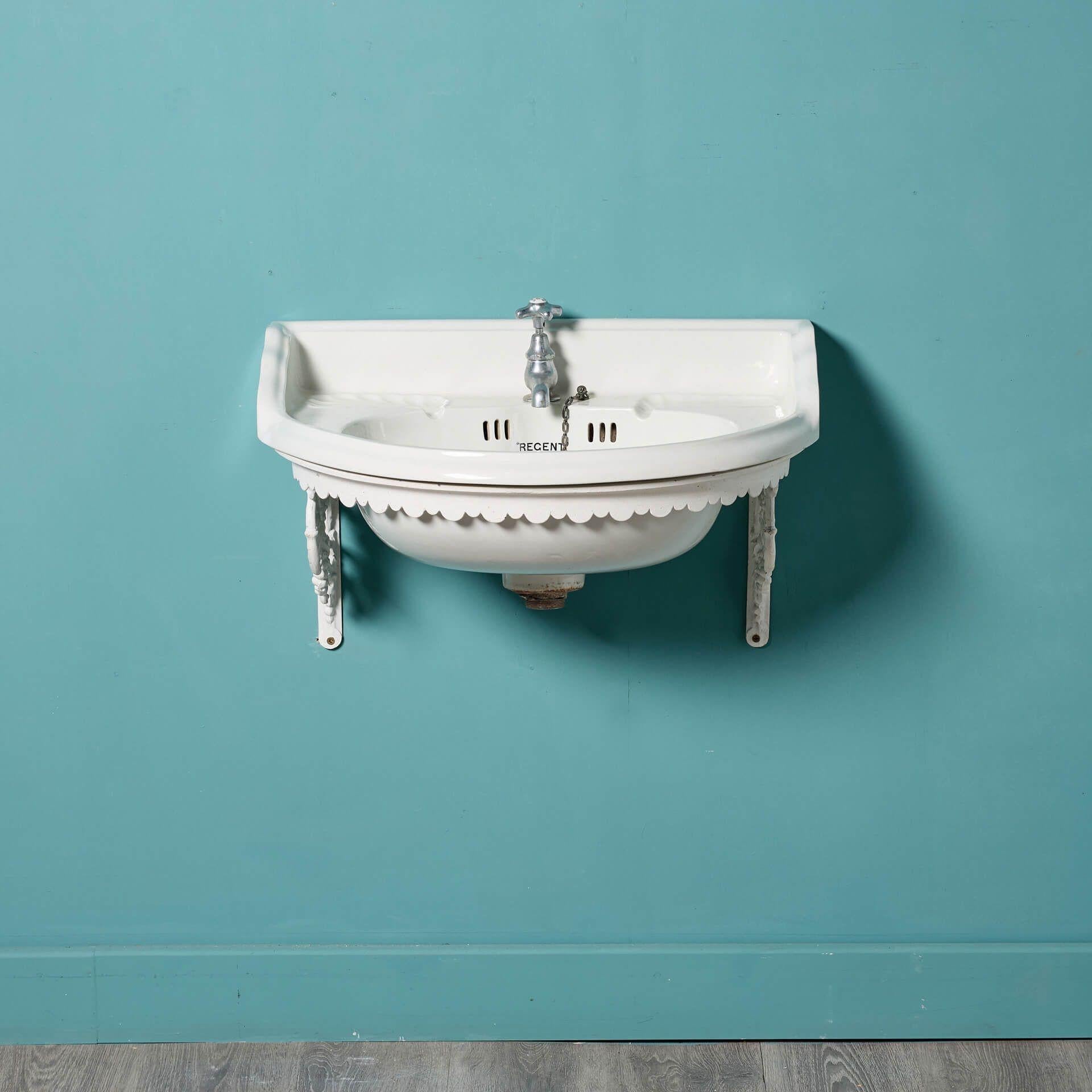 Vittoriano Lavabo antico con un rubinetto e supporto a muro in vendita