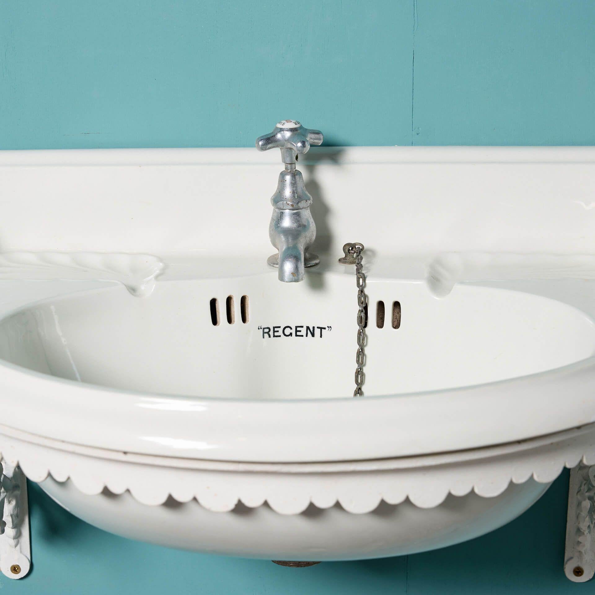Inglese Lavabo antico con un rubinetto e supporto a muro in vendita