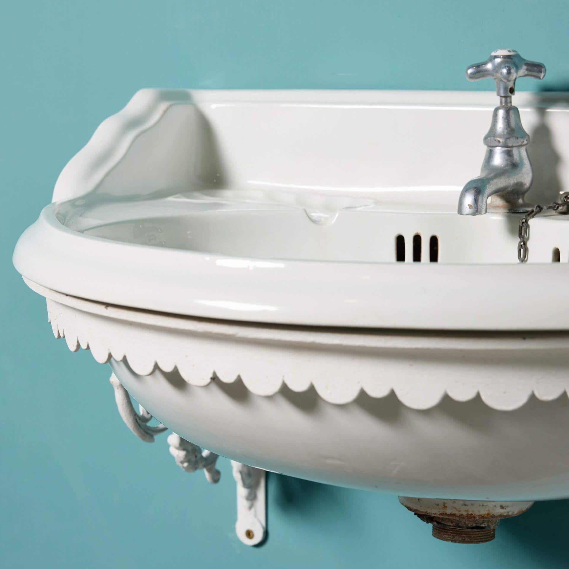 Lavabo antico con un rubinetto e supporto a muro In condizioni discrete in vendita a Wormelow, Herefordshire