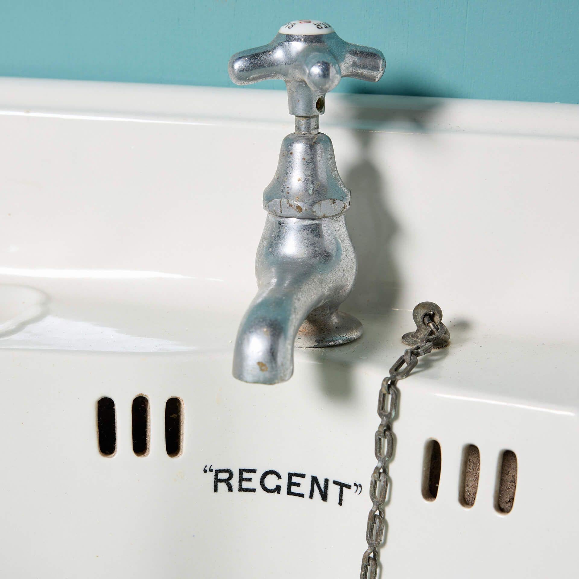 XIX secolo Lavabo antico con un rubinetto e supporto a muro in vendita