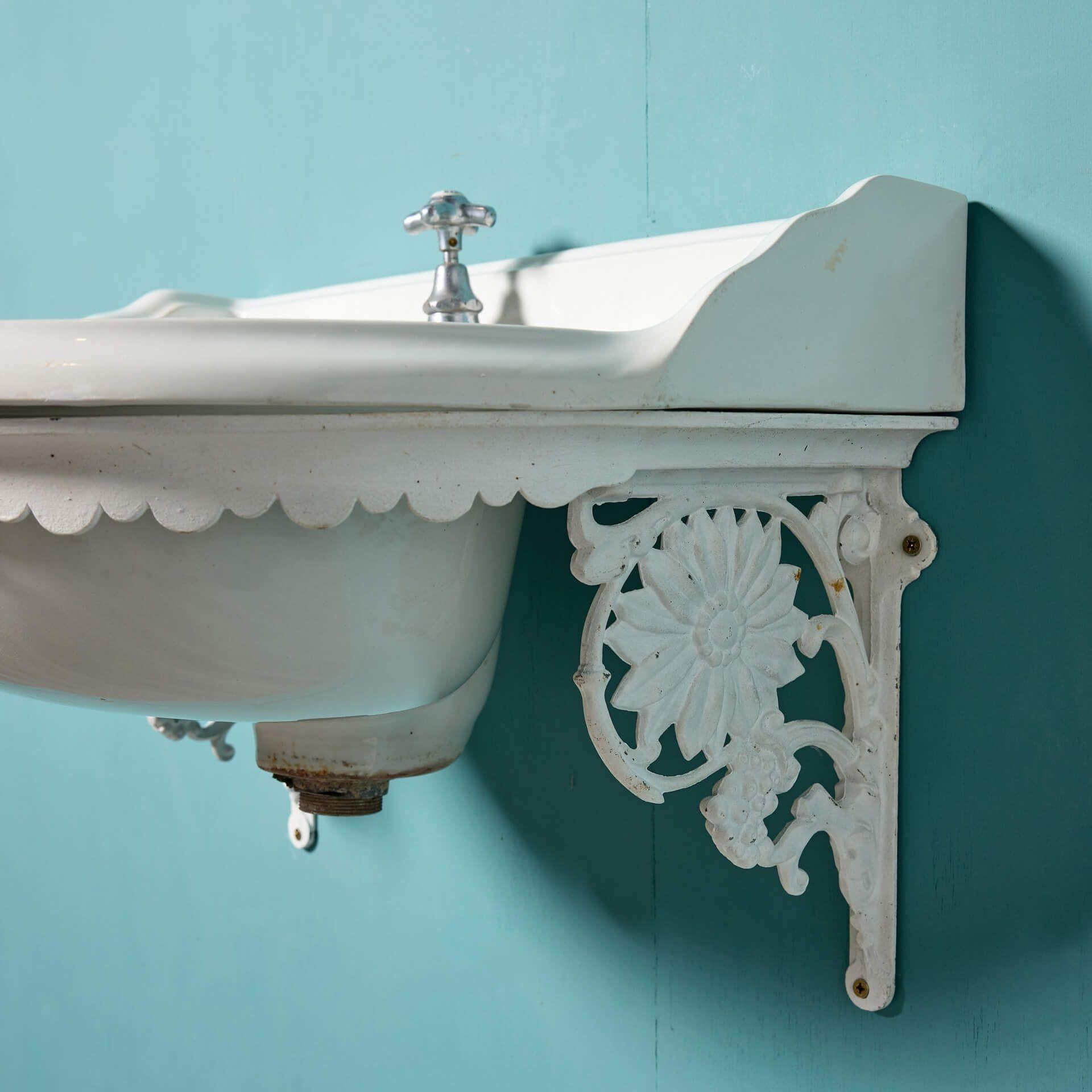Metallo Lavabo antico con un rubinetto e supporto a muro in vendita