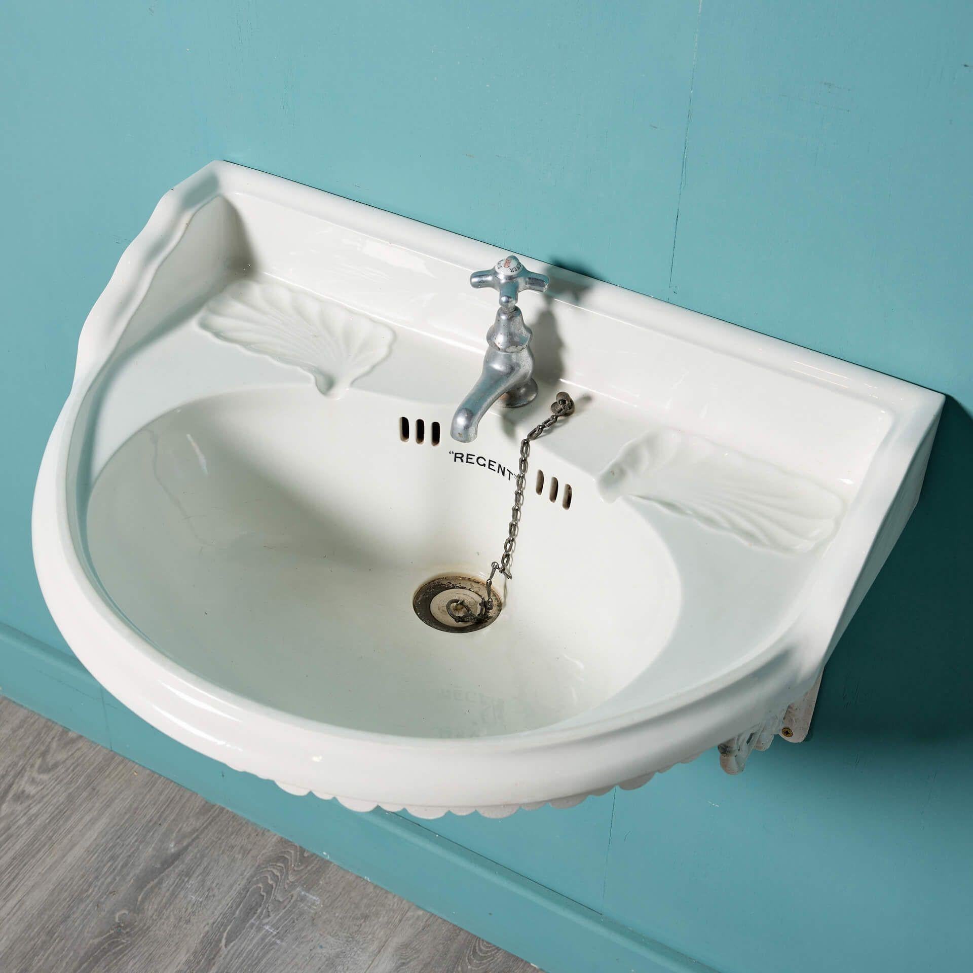 Lavabo antico con un rubinetto e supporto a muro in vendita 1
