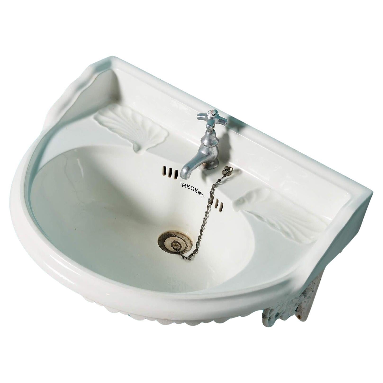 Basin antique avec une barre et un support mural