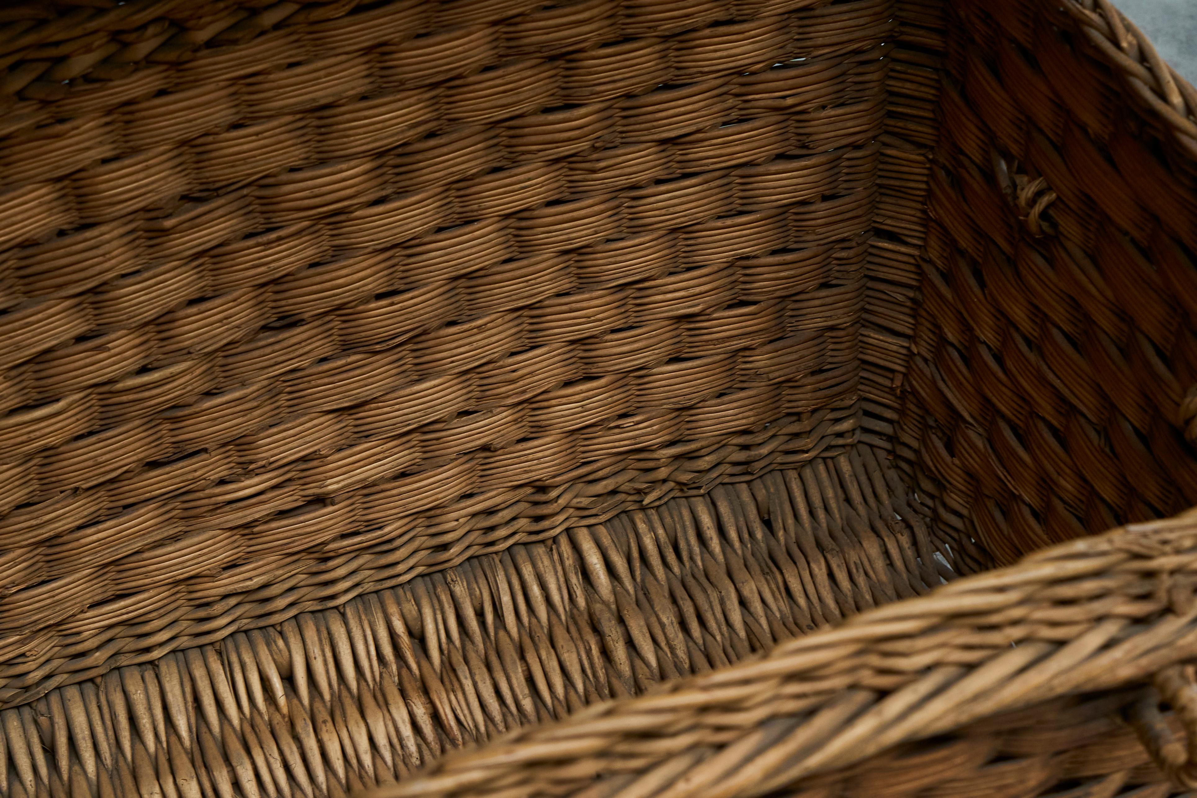 Coffre à paniers ancien en osier et fer forgé en vente 3