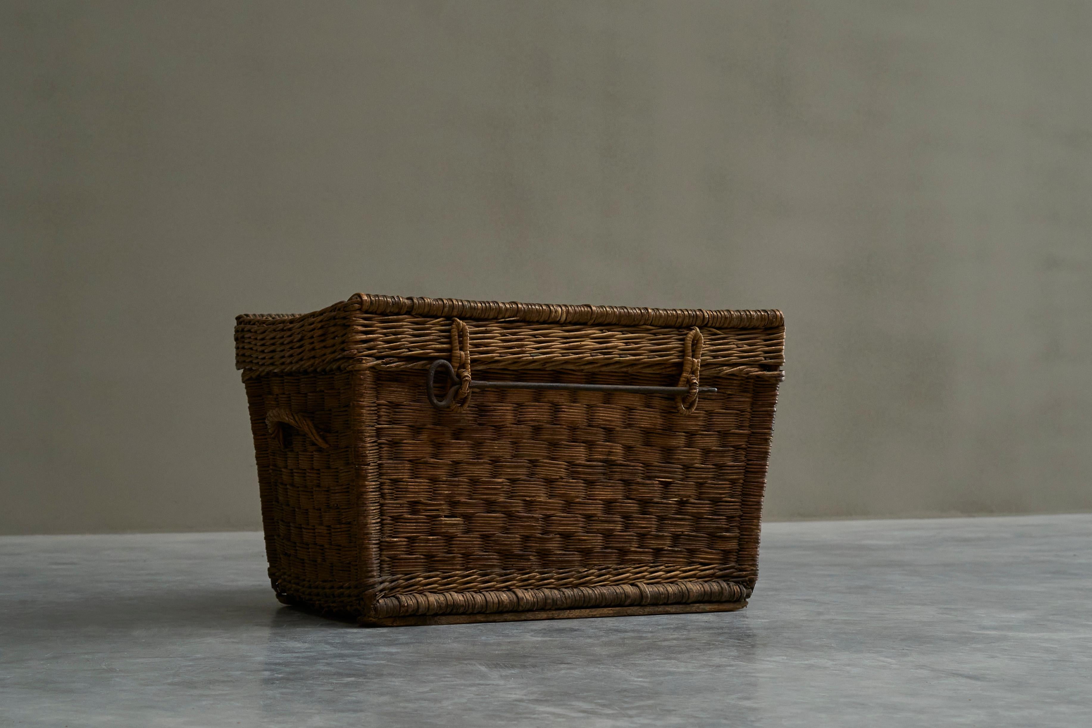 Coffre à paniers ancien en osier et fer forgé. Europe, 19e siècle.

Un coffre à panier antique très décoratif en osier et en fer forgé. Magnifique vieillissement. Superbe design simple avec un mécanisme de fermeture primitif - une barre en fer forgé