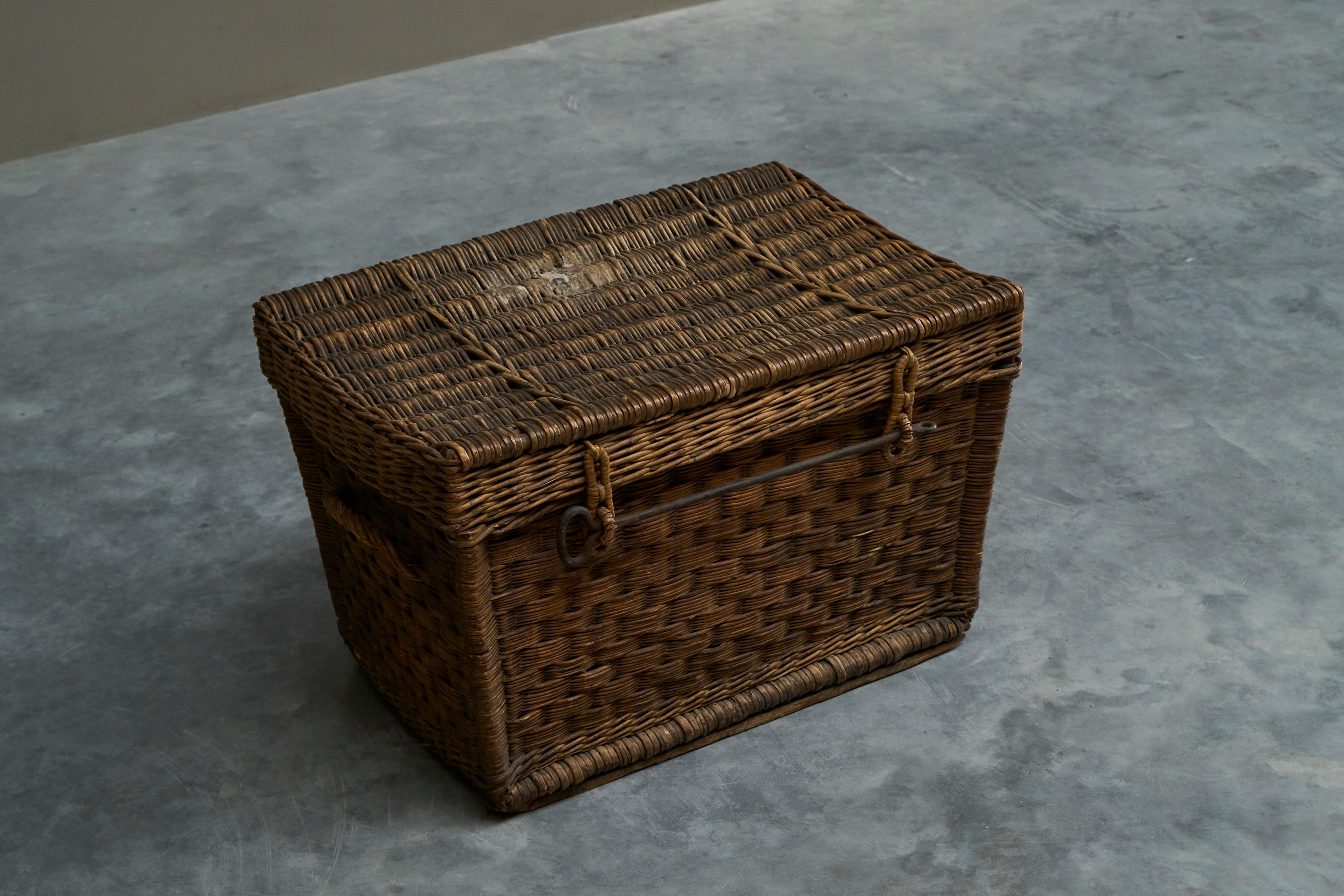 Primitif Coffre à paniers ancien en osier et fer forgé en vente