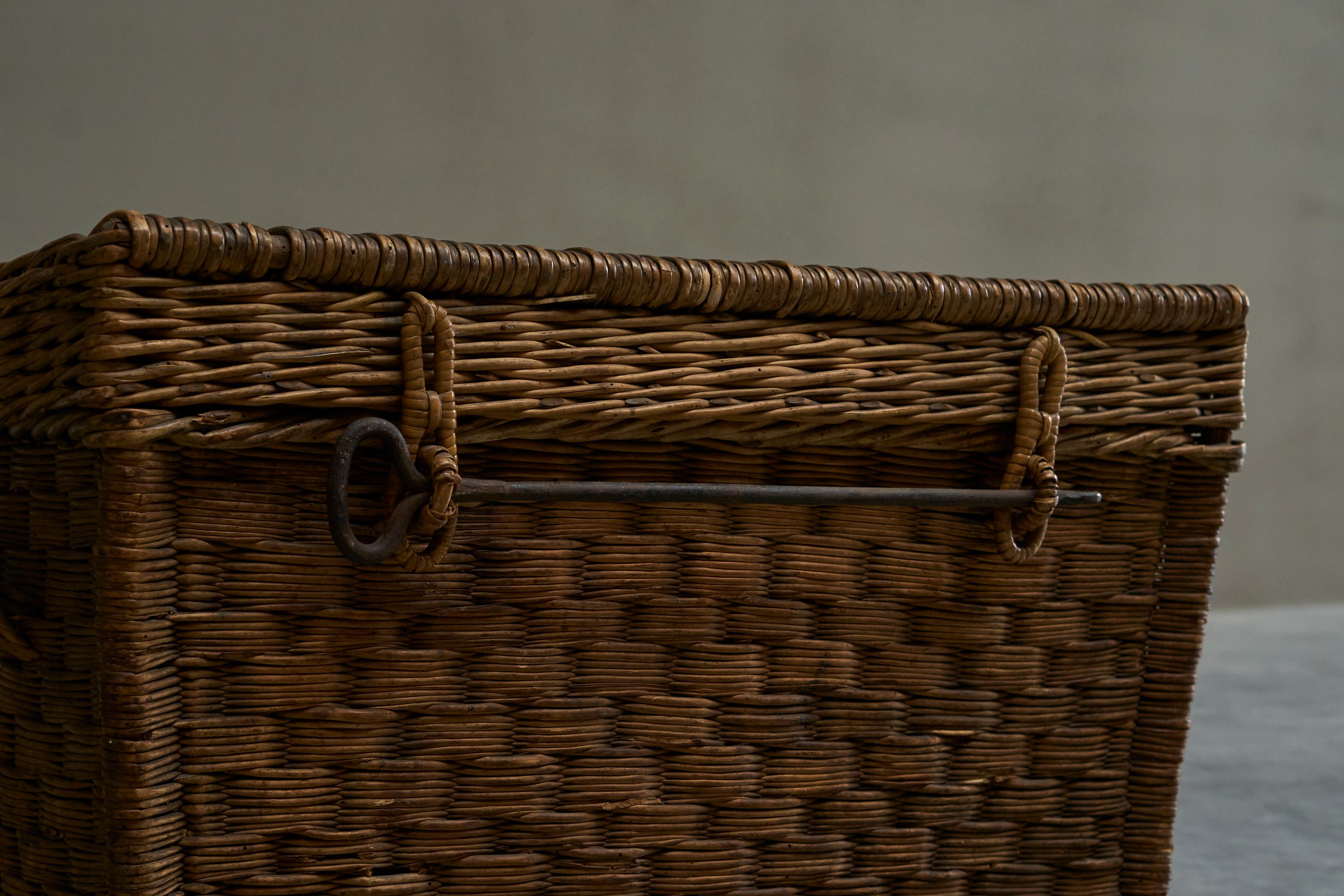 Coffre à paniers ancien en osier et fer forgé Bon état - En vente à Meer, VAN