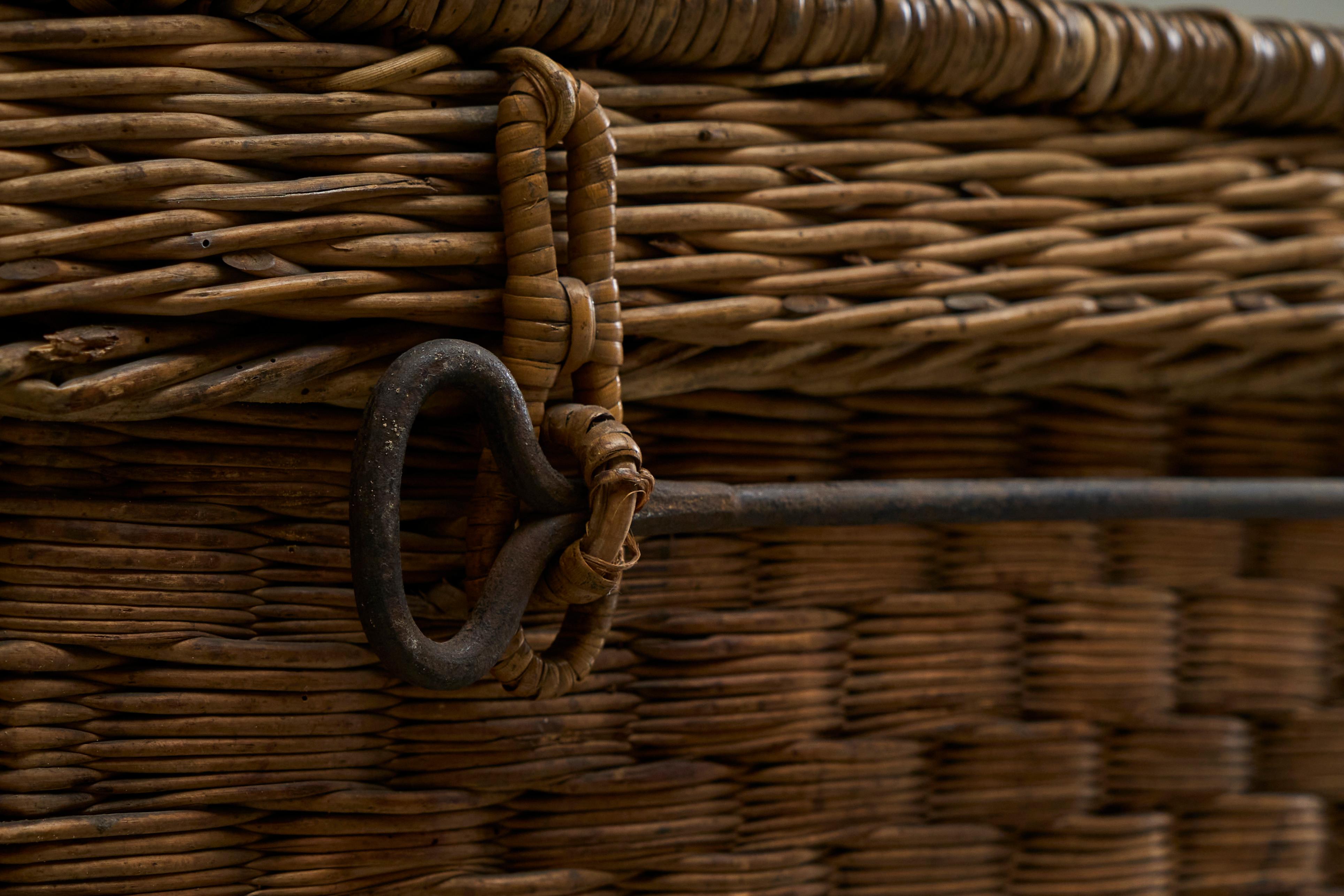 XIXe siècle Coffre à paniers ancien en osier et fer forgé en vente