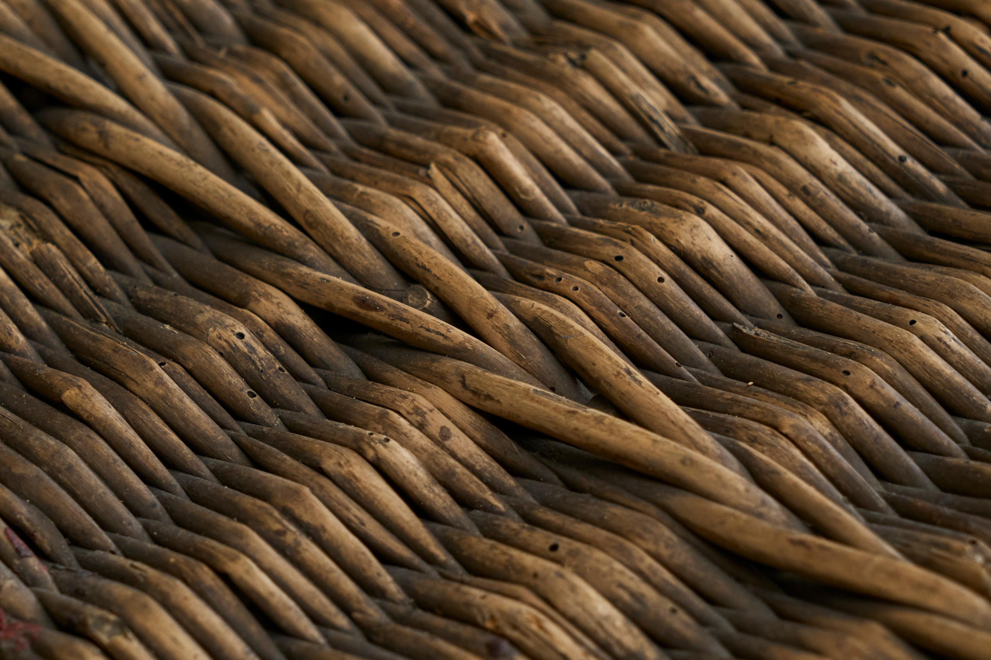 Coffre à paniers ancien en osier et fer forgé en vente 1